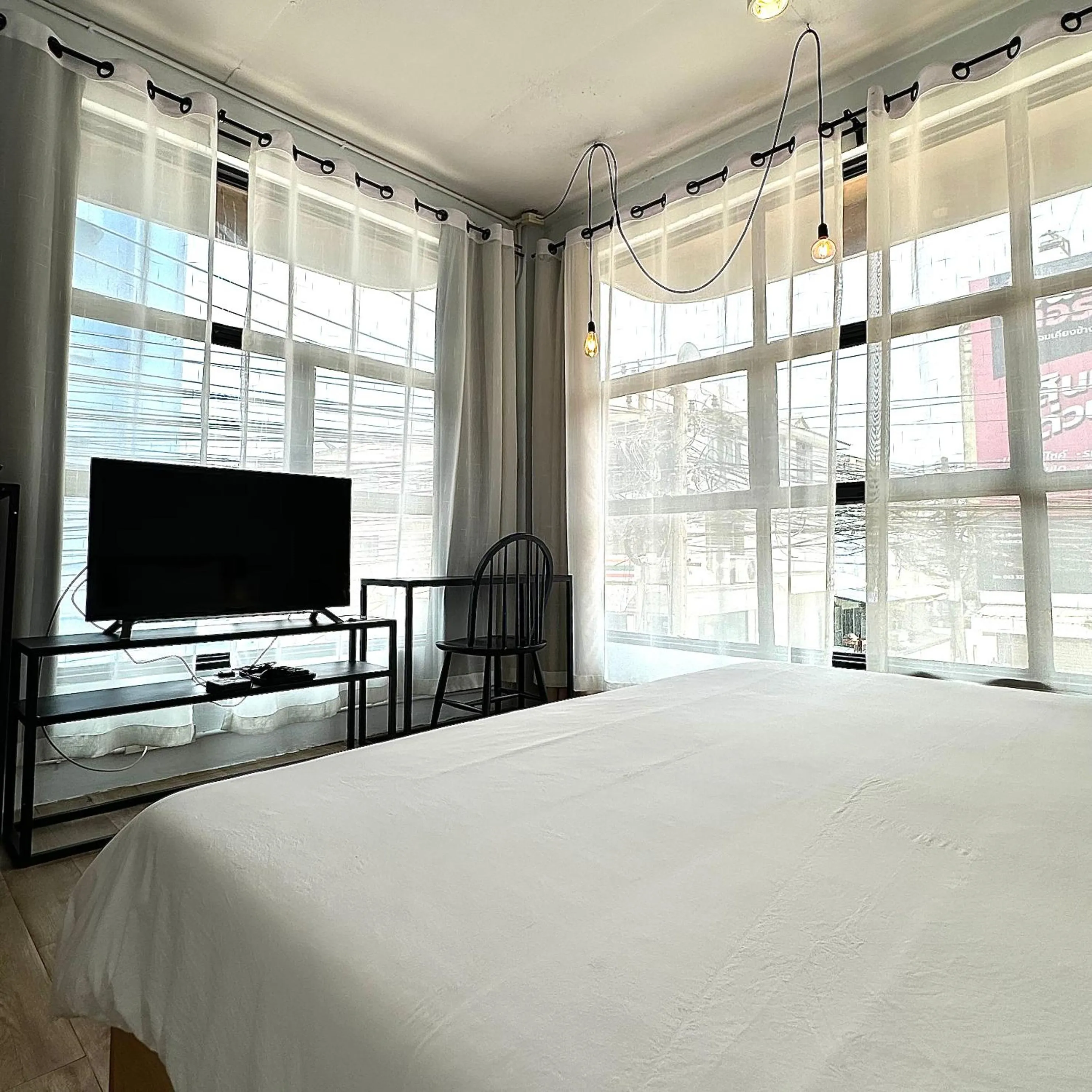 Double Room with Private Bathroom - single occupancy in Beige Poshtels + Netflix