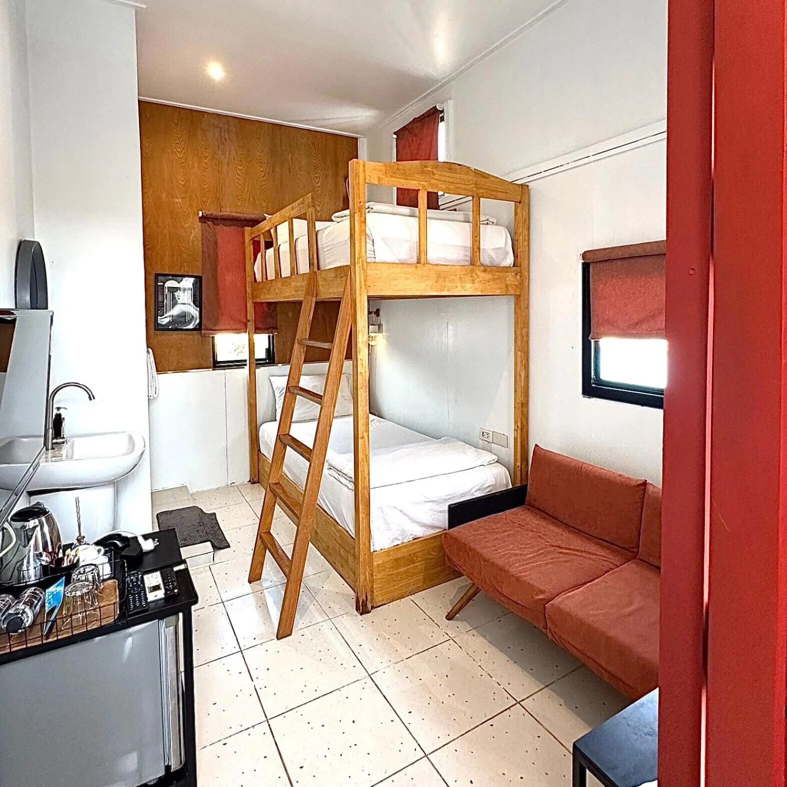 Twin Room in Beige Poshtels + Netflix