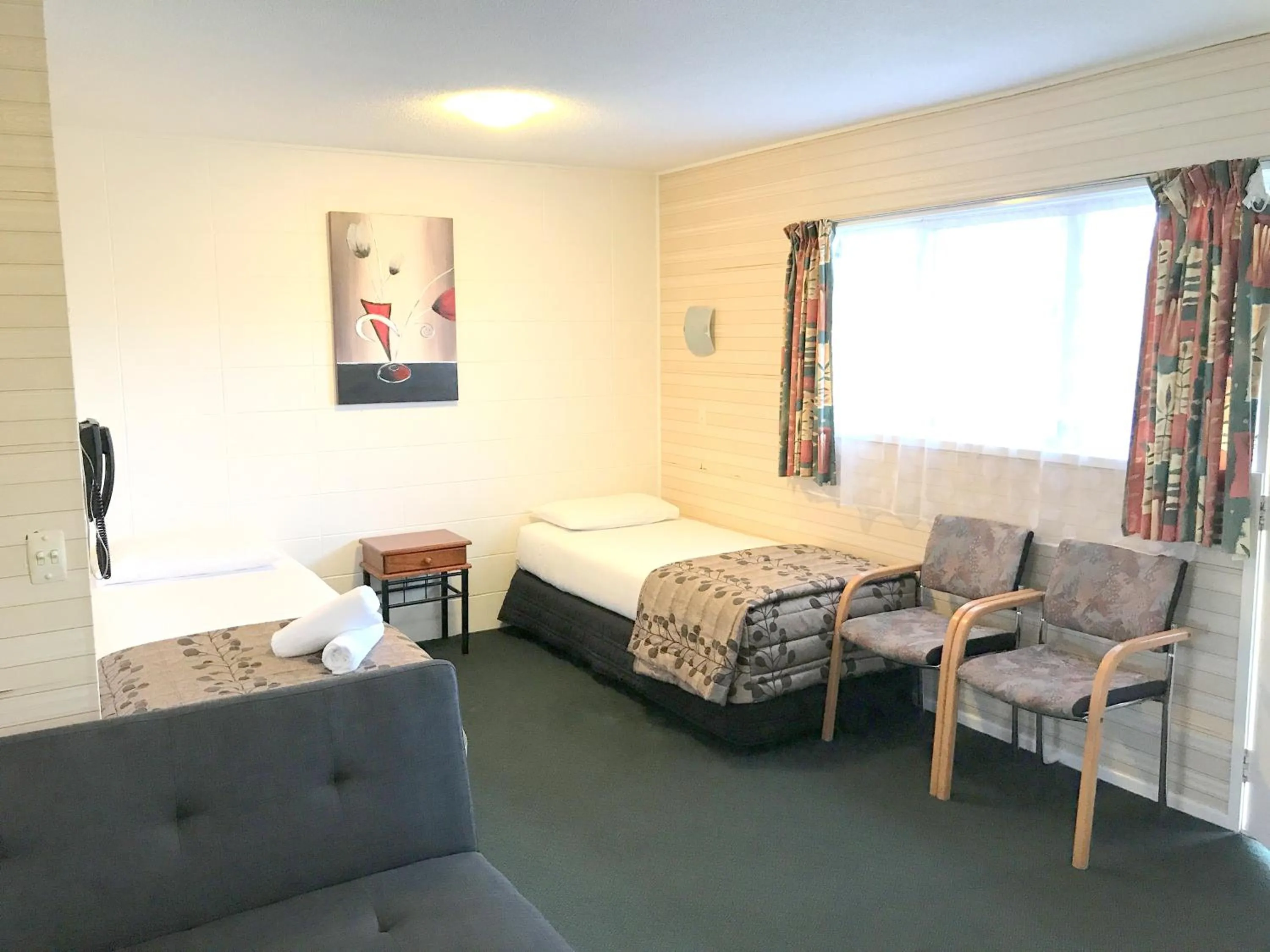 Classic Family Room in Greenview Motel