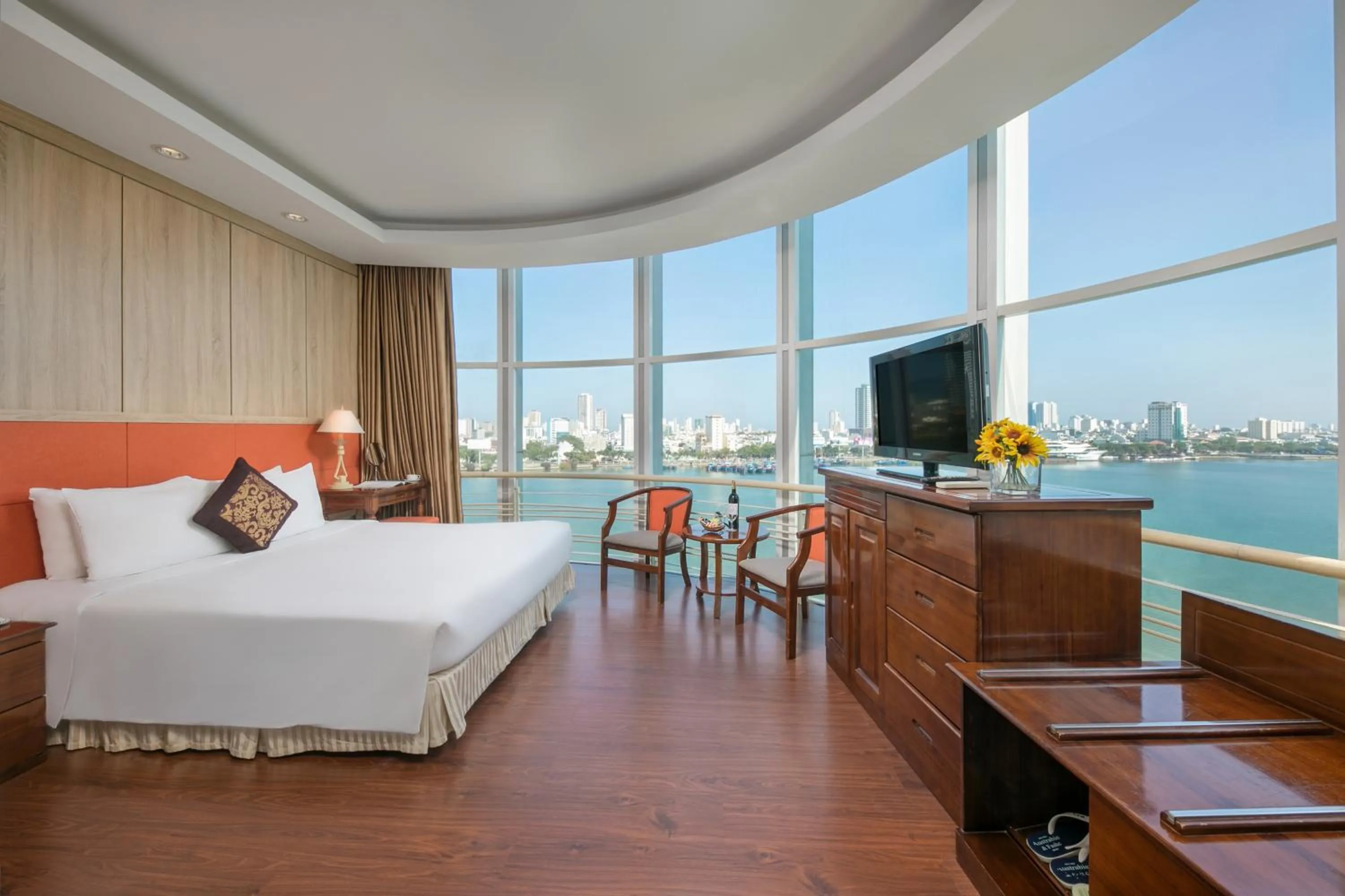 Luxury King Bed Room with Han River View in Sun River Hotel