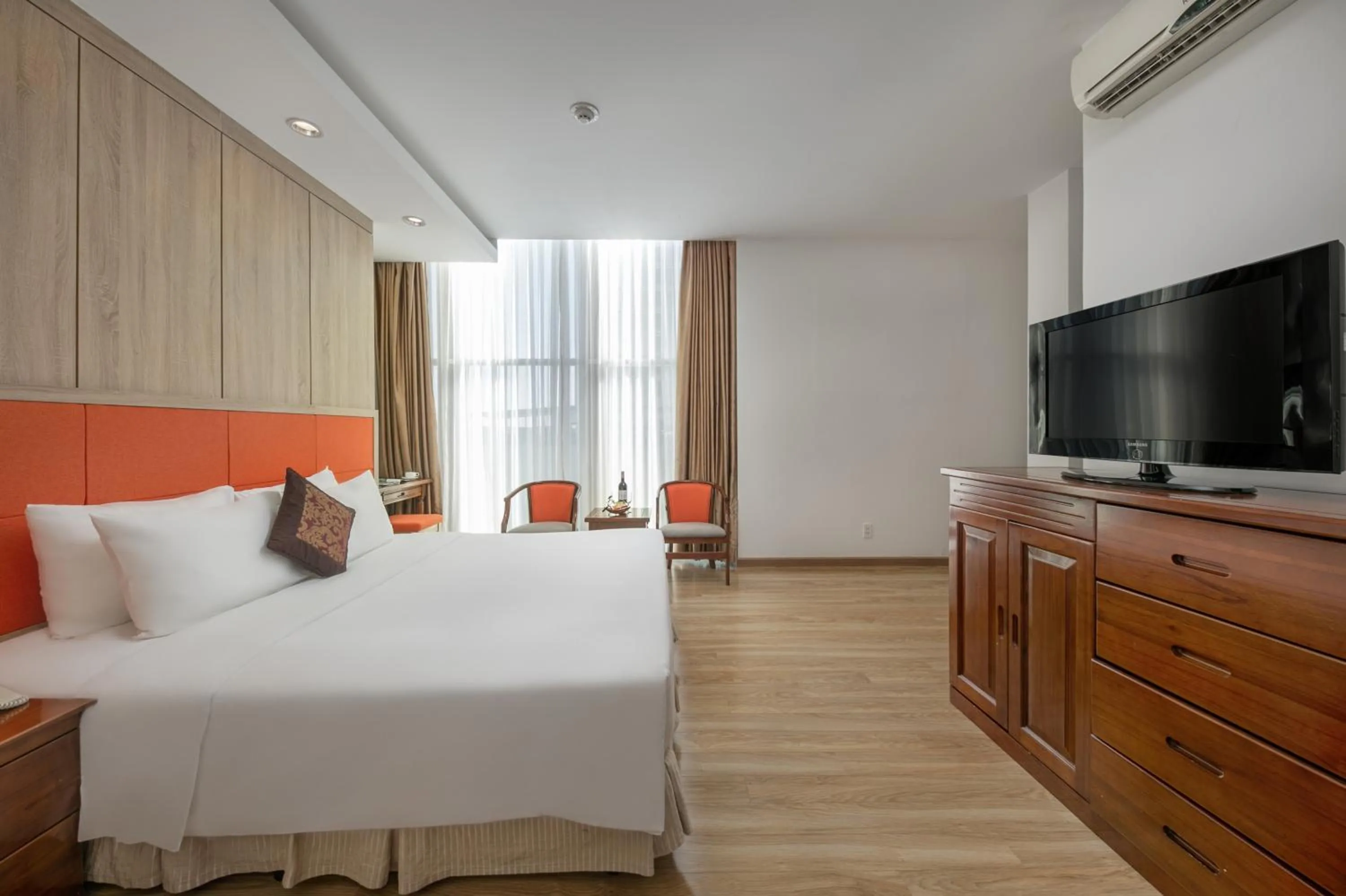 Deluxe King Bed Room with City View in Sun River Hotel