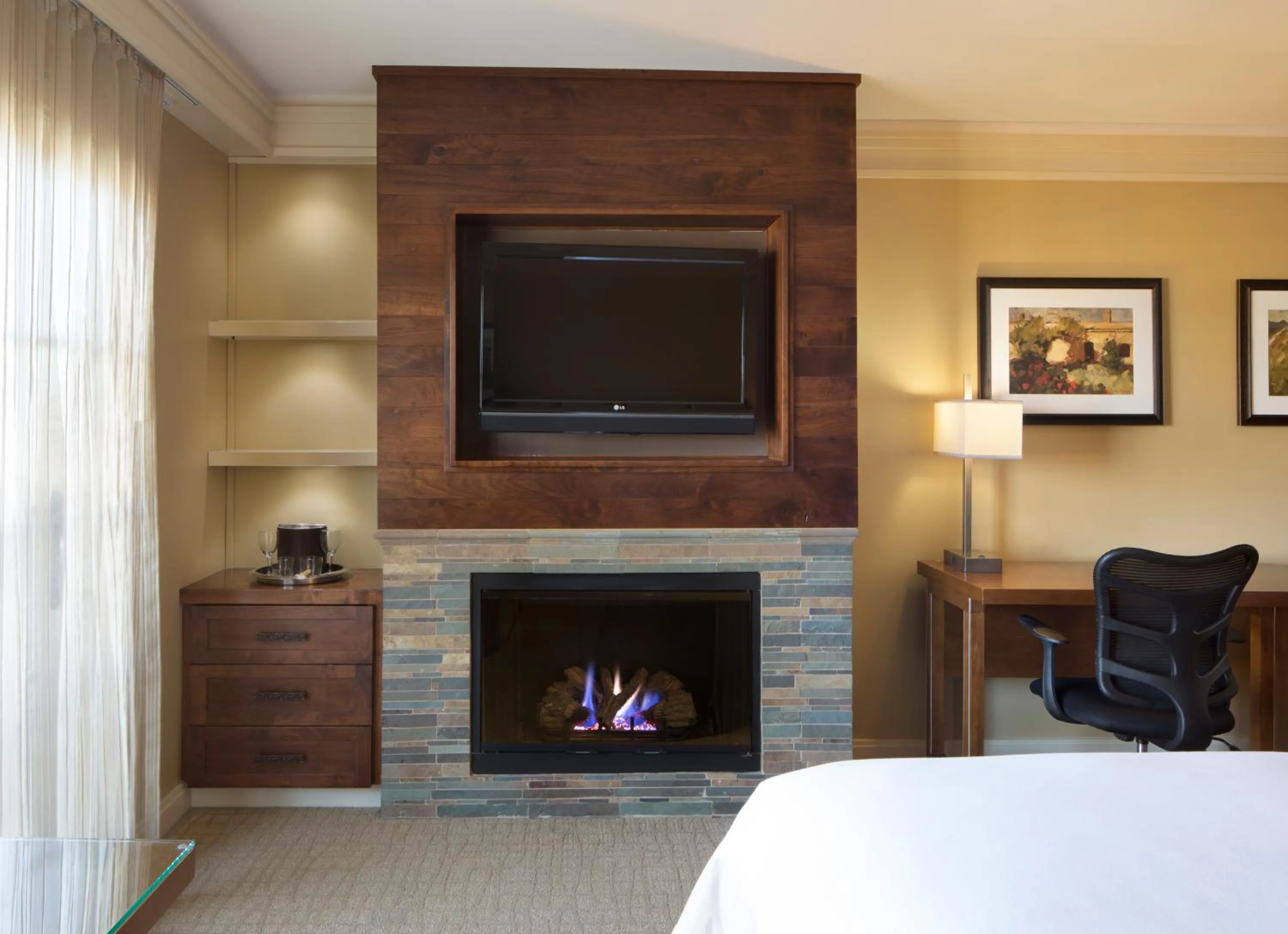 Premier King Room with Fireplace in Hotel Abrego
