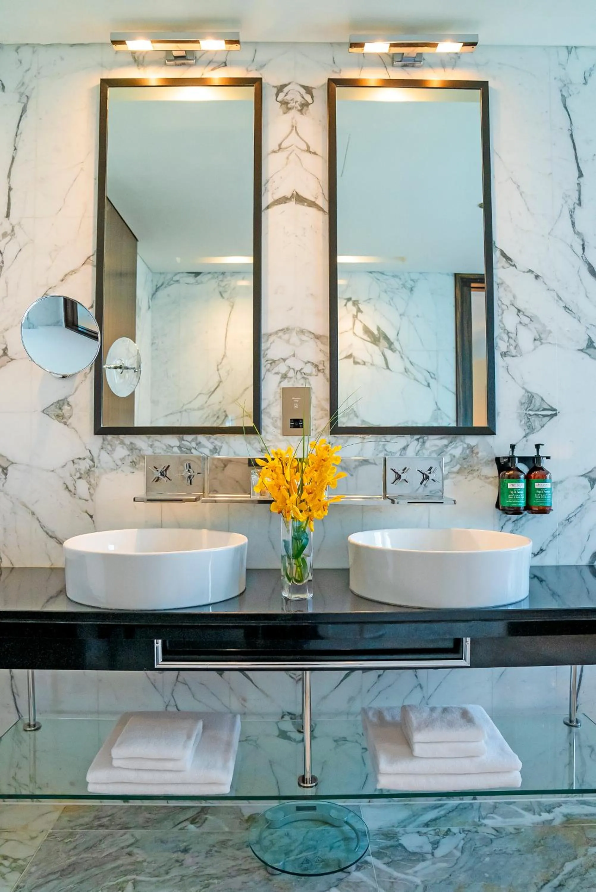 Deluxe King Room - Includes daily access to Riva Beach Club with free shuttle service in voco - Bonnington Dubai by IHG