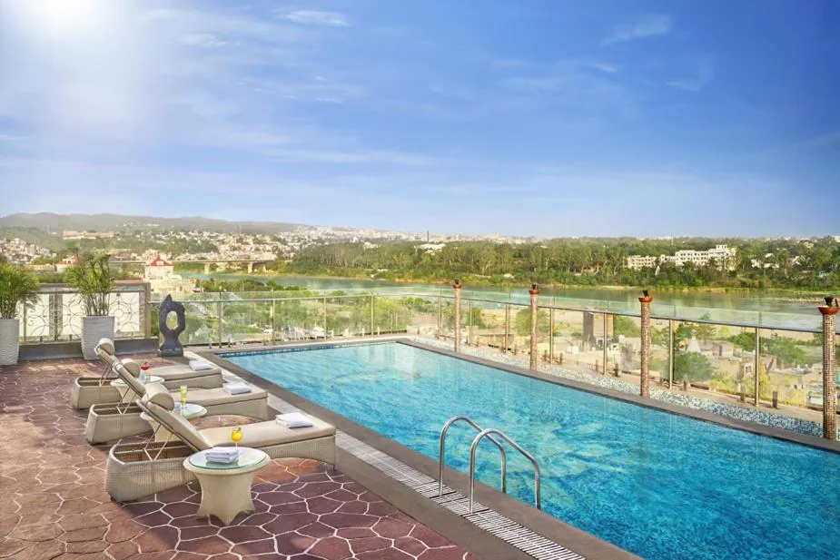 Deluxe Twin Room in Vivanta Jammu City Centre