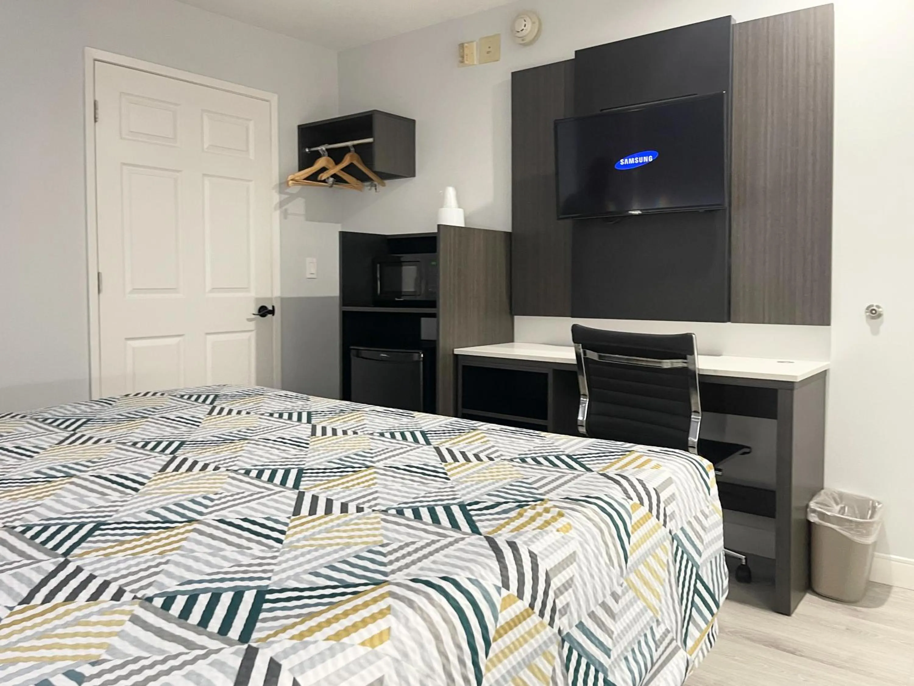 Deluxe King Room in Motel 6-Morro Bay, CA