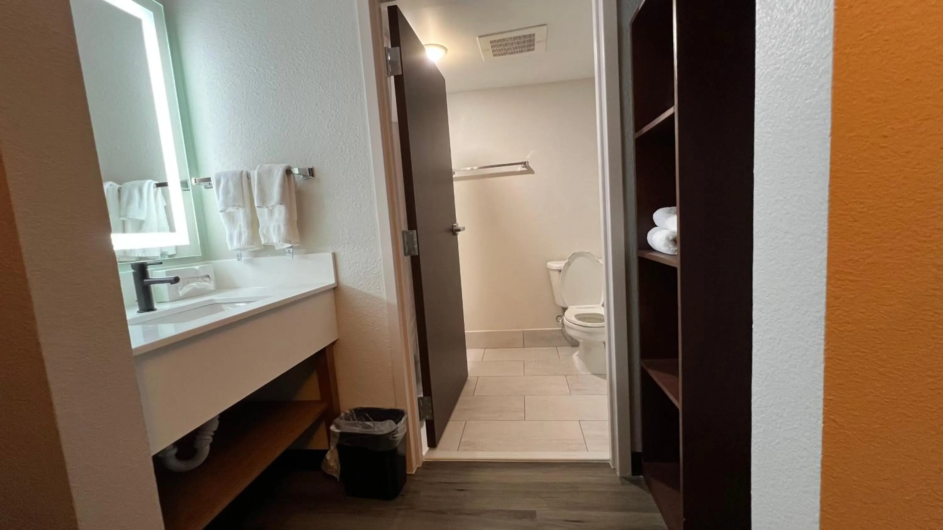 King Room - Non Smoking in Country Inn & Suites by Radisson, LSU - Medical Corridor