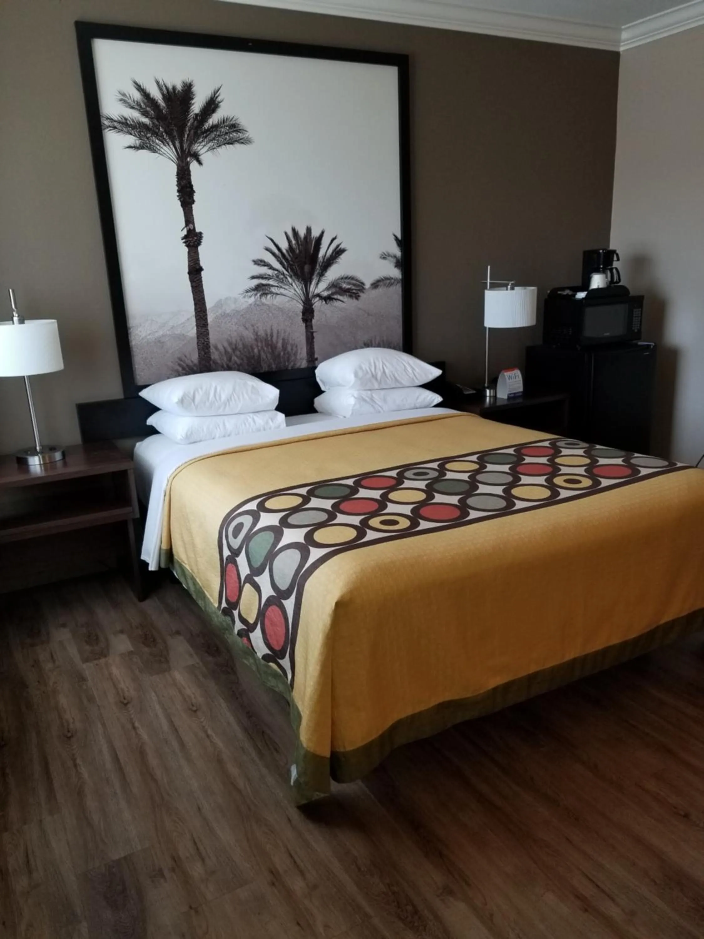 Queen Room - Mobility Access/Non-Smoking in Super 8 by Wyndham Los Angeles-Culver City Area