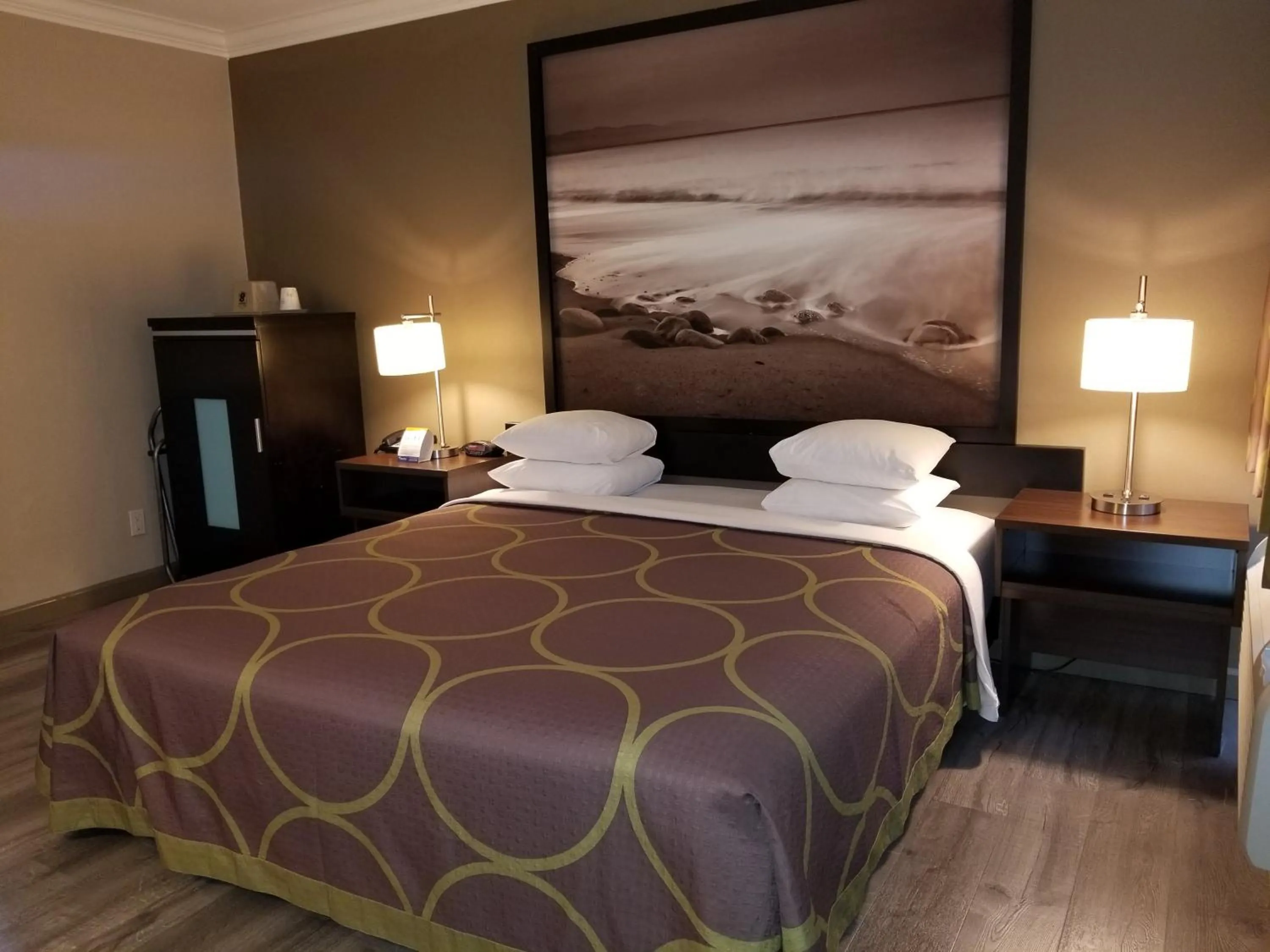 King Room - Mobility Access/Non-Smoking in Super 8 by Wyndham Los Angeles-Culver City Area