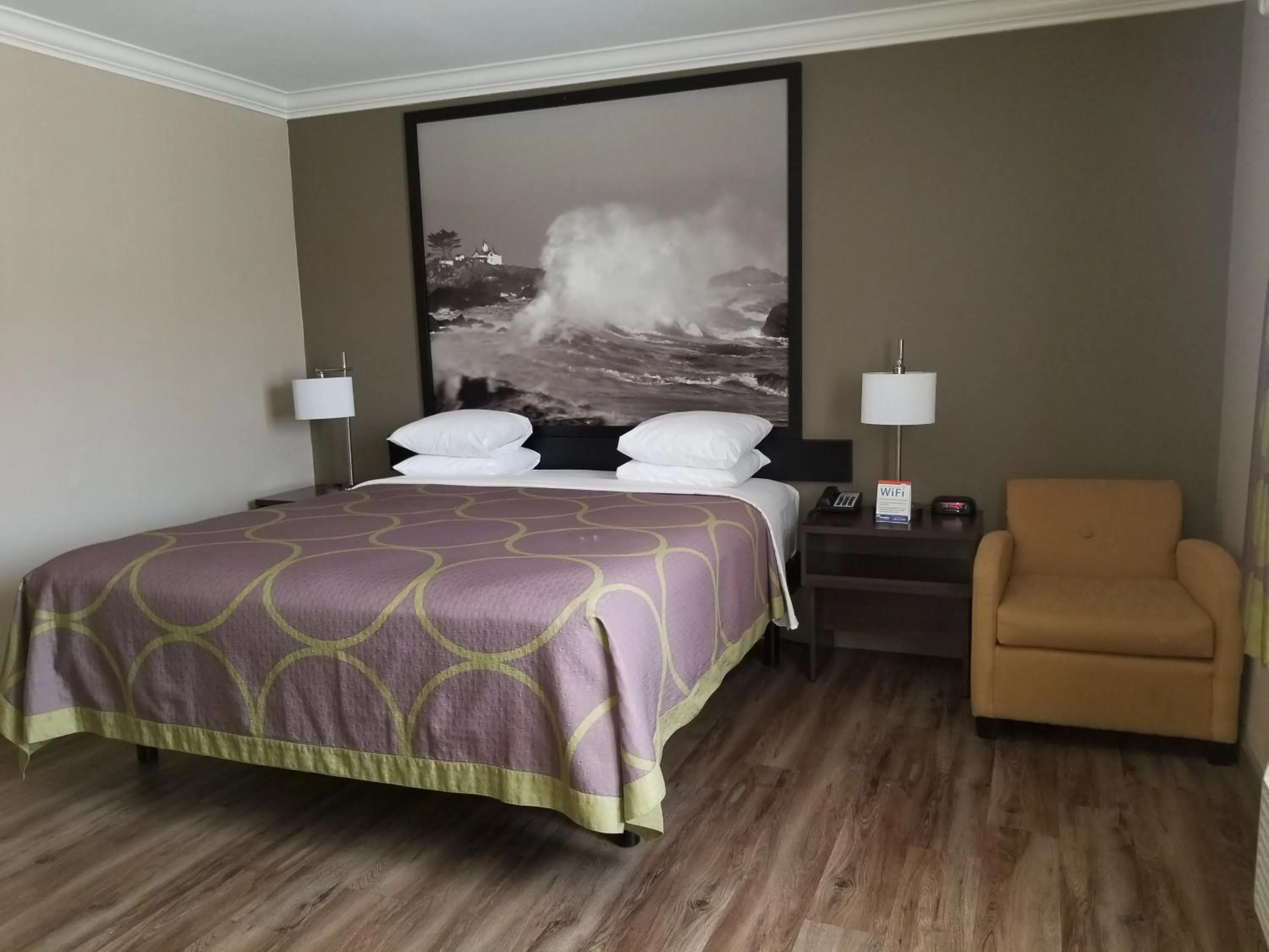 King Room - Non-Smoking in Super 8 by Wyndham Los Angeles-Culver City Area