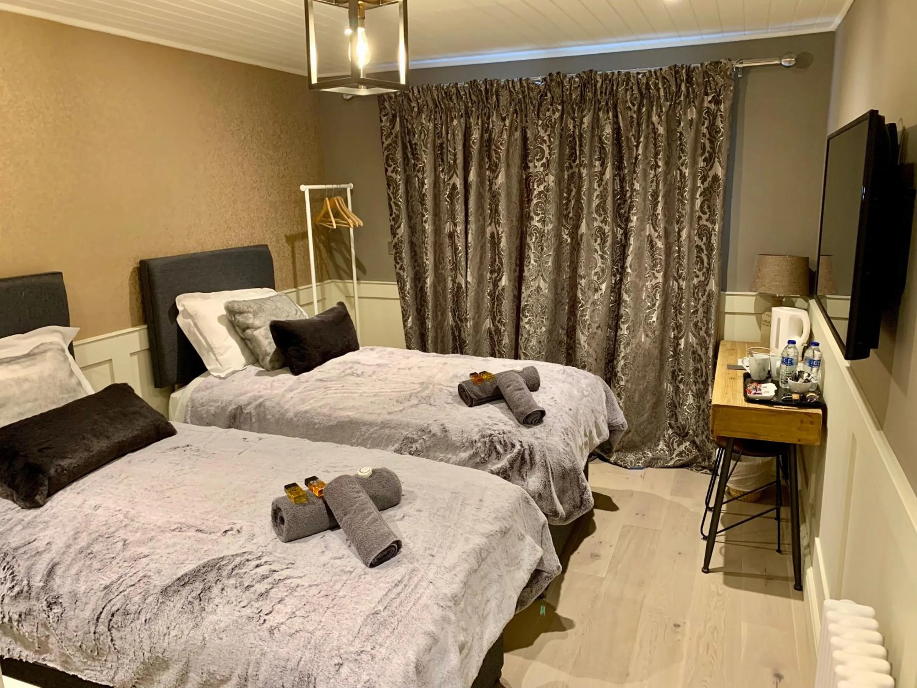 One-Bedroom Chalet in The Tower Arms Hotel