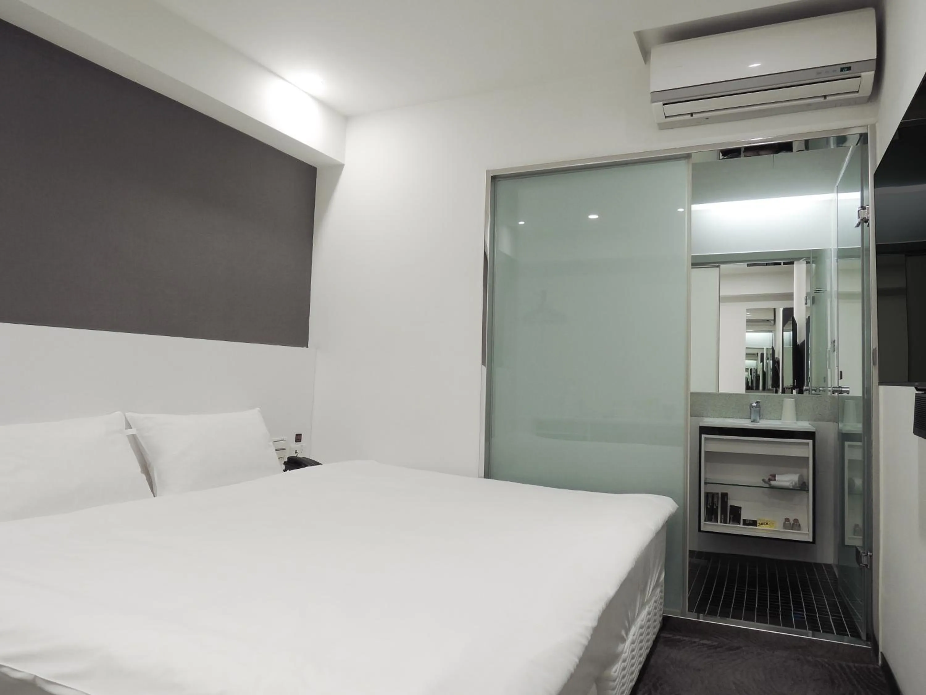 Standard Twin Room - no window in CHECK inn Express Taipei Yongkang