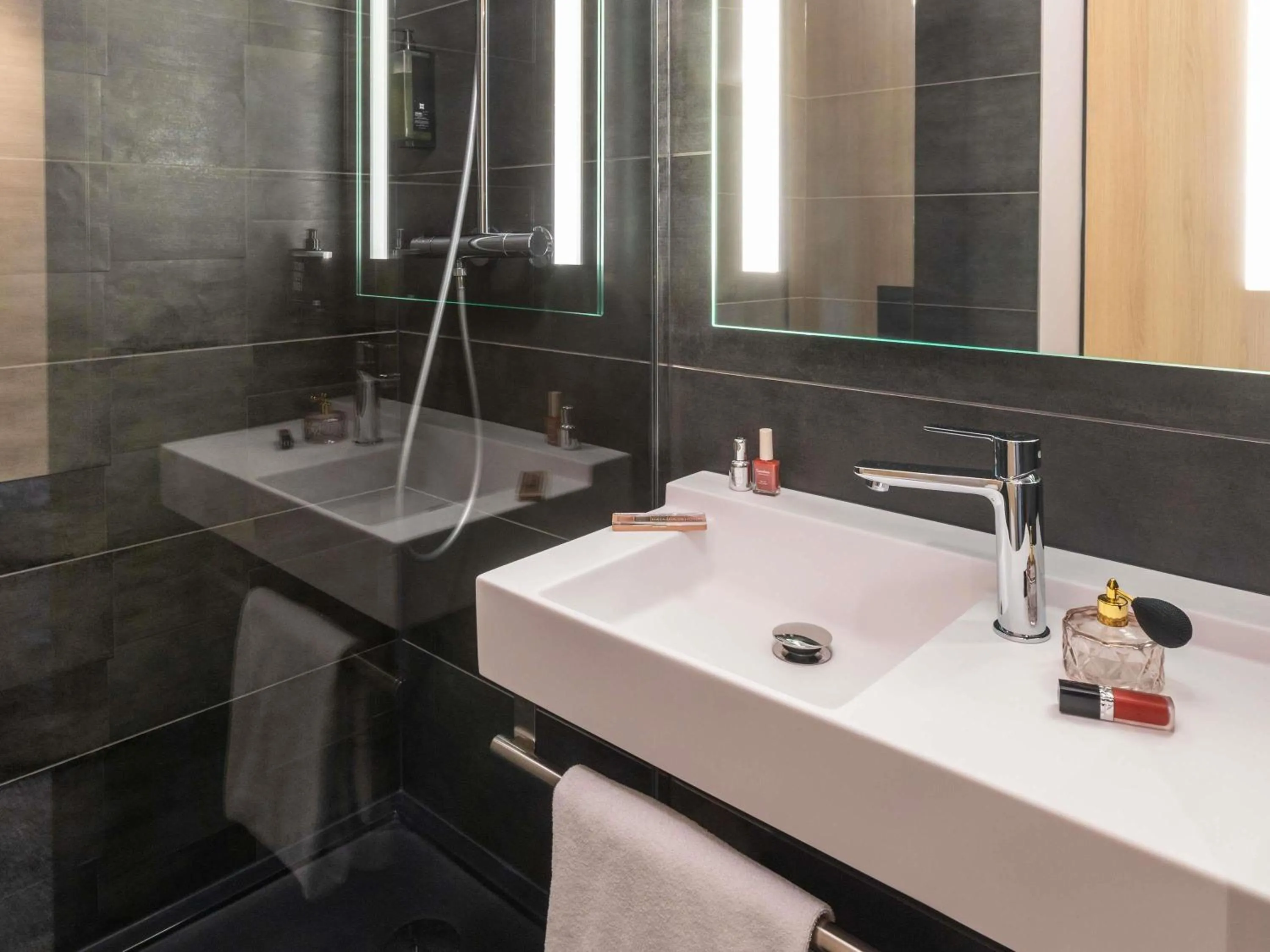 Standard Twin Room in ibis Nancy Centre Stanislas