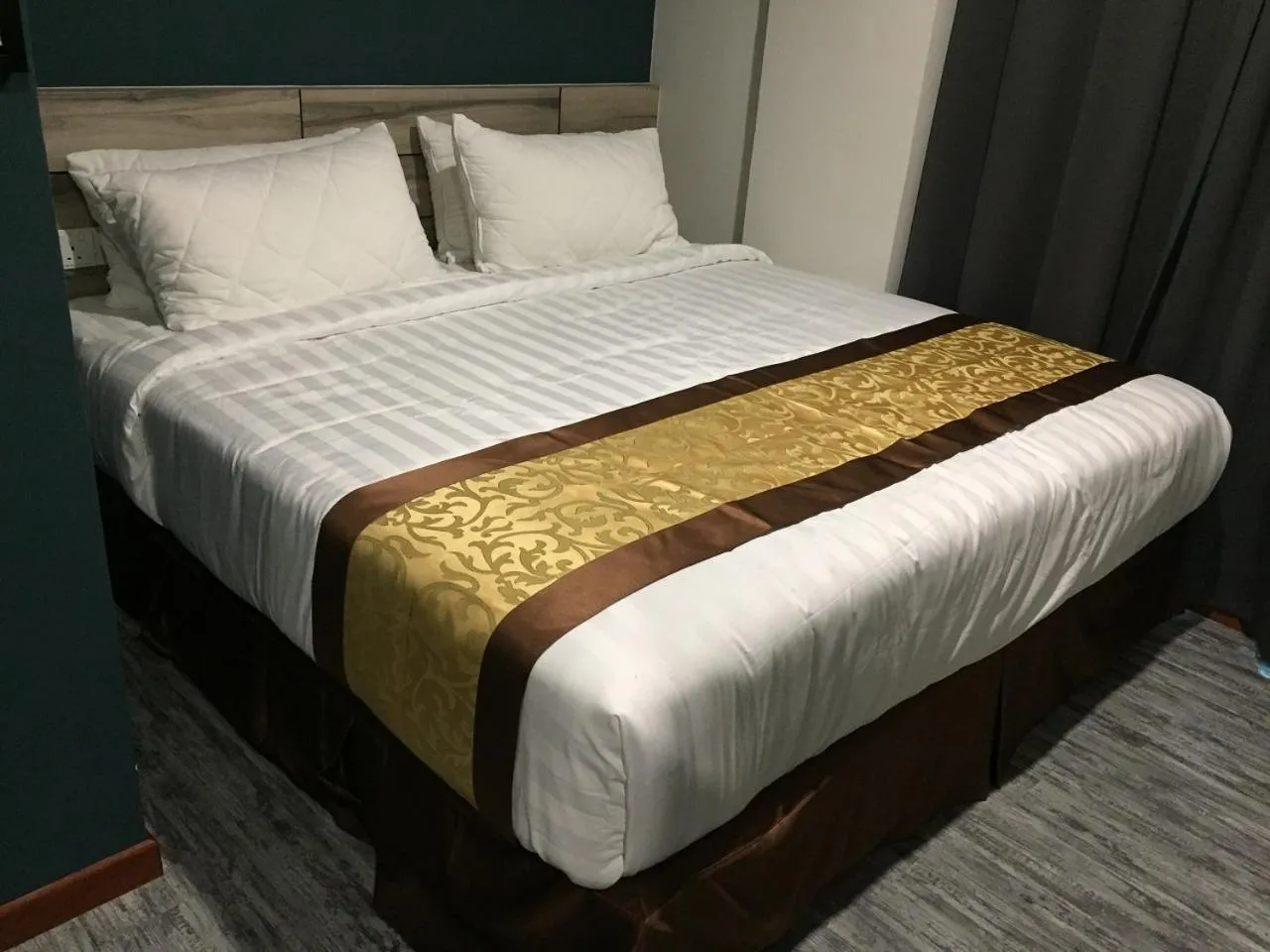 Deluxe King Room in Meriton Inn