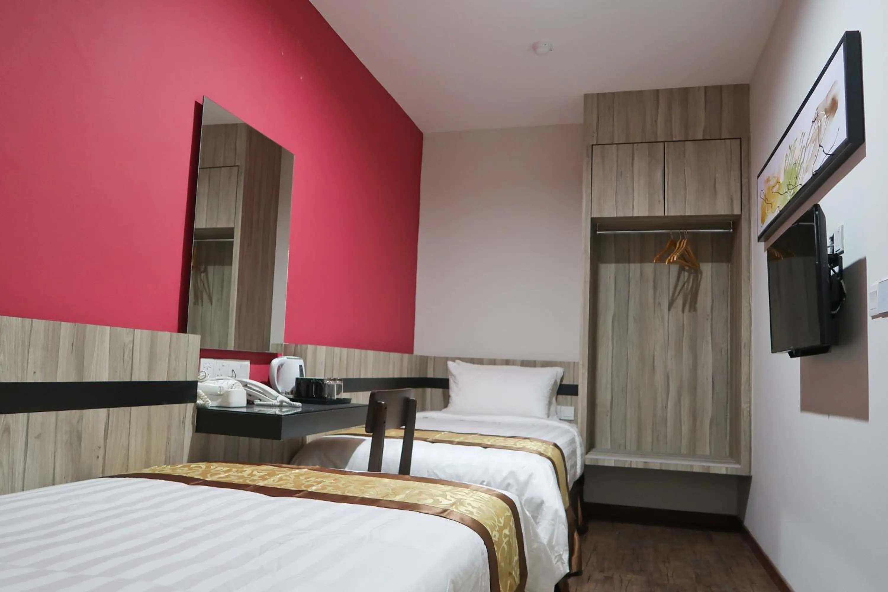 Economy Twin Room in Meriton Inn