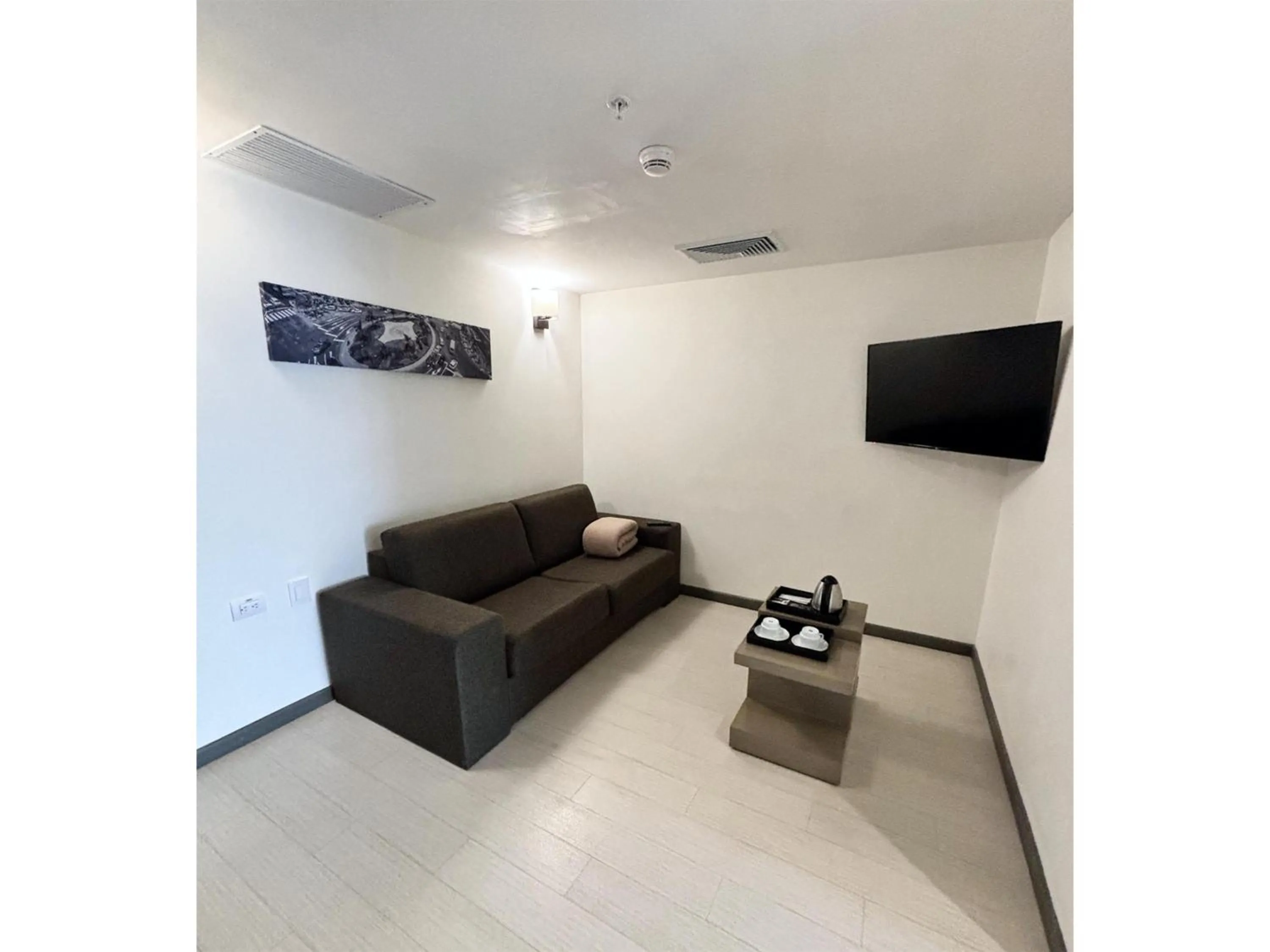 Junior Queen Suite - Disability Access in Best Western Plus Urban Larco Hotel