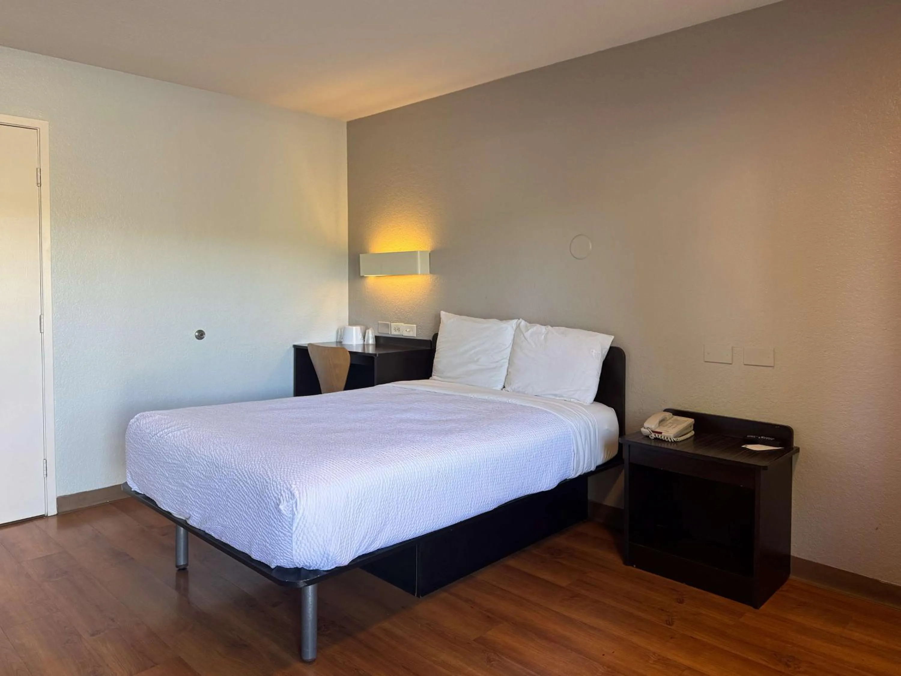 Queen Room - single occupancy in Motel 6-Simi Valley, CA