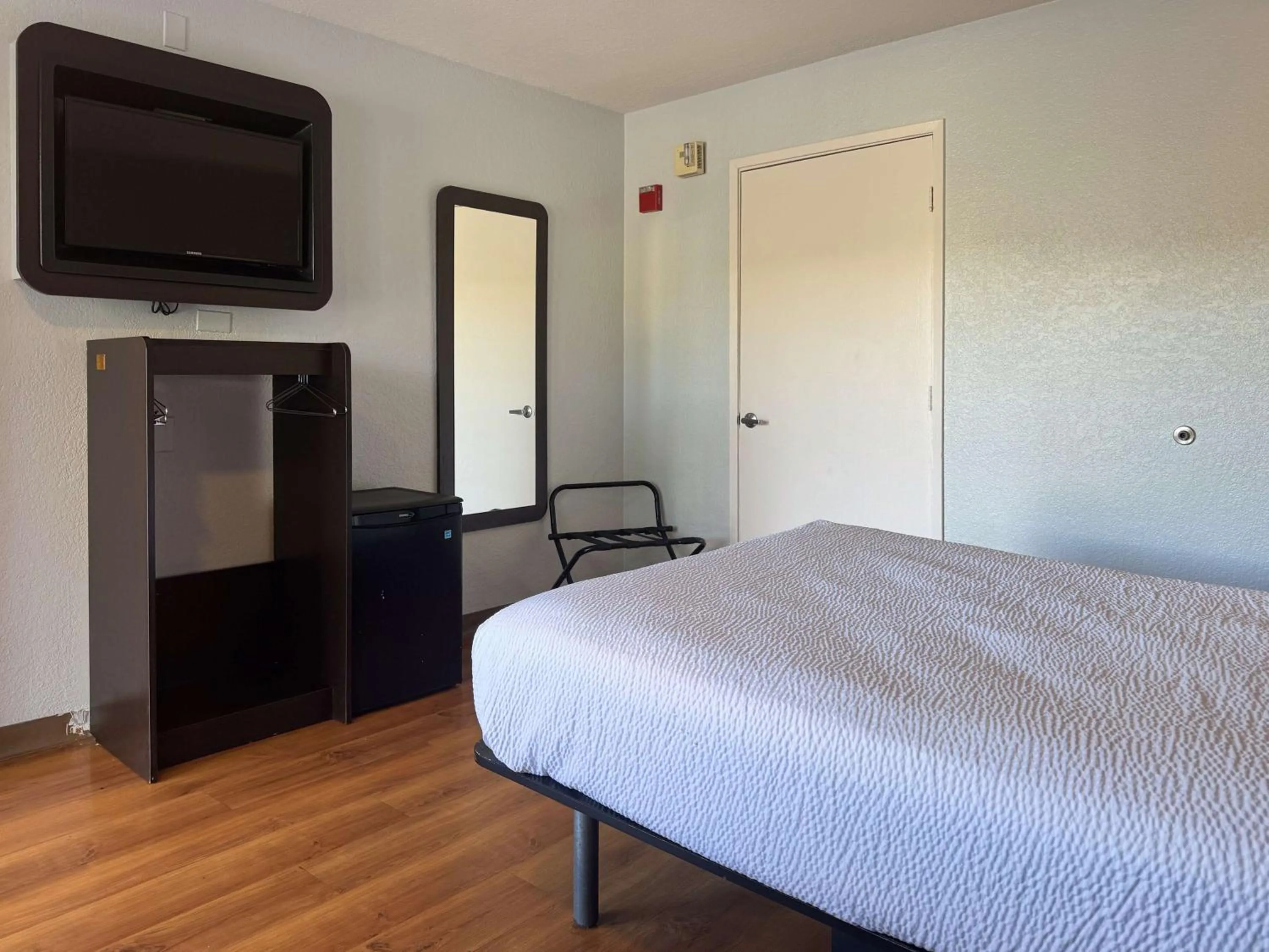Queen Suite - single occupancy in Motel 6-Simi Valley, CA