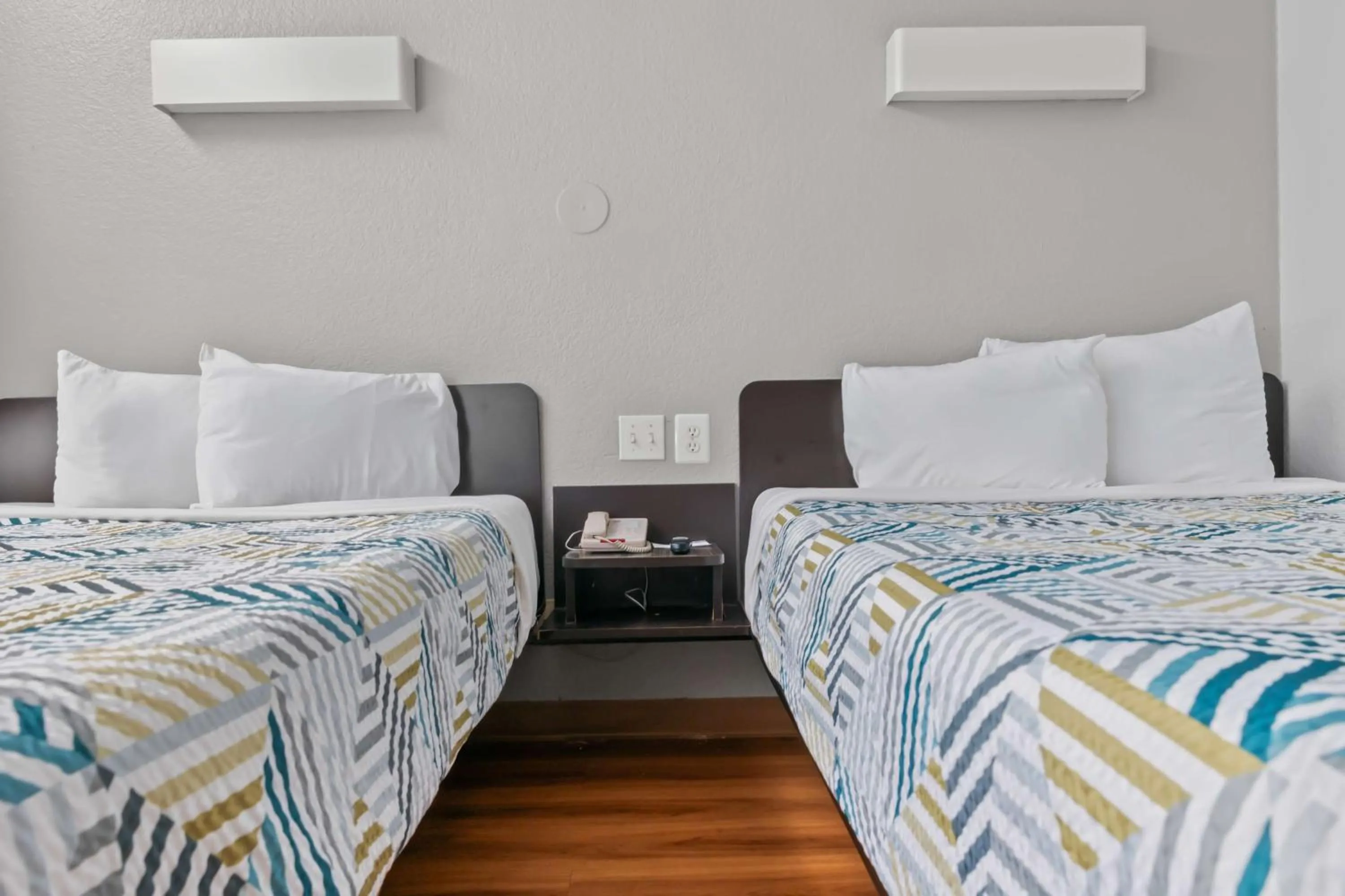 Double Room - single occupancy - Disability Access - Non-Smoking in Motel 6-Ventura, CA - Beach