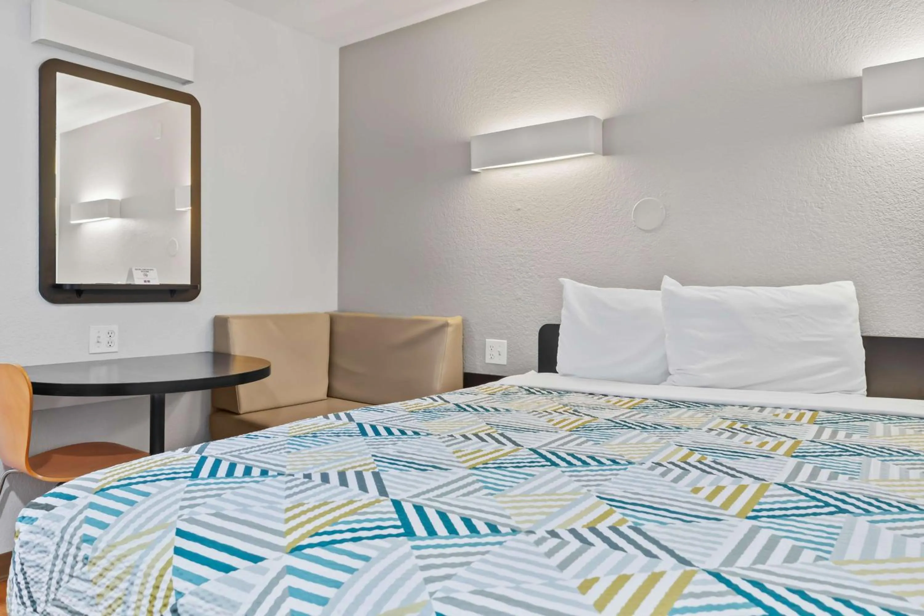 Deluxe Queen Room - single occupancy in Motel 6-Ventura, CA - Beach