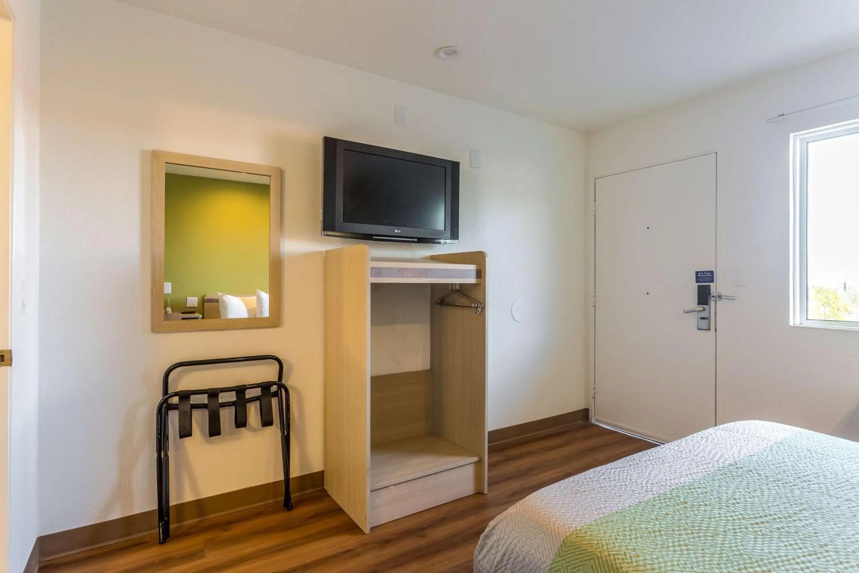 Queen Room - Smoking in Motel 6-Needles, CA