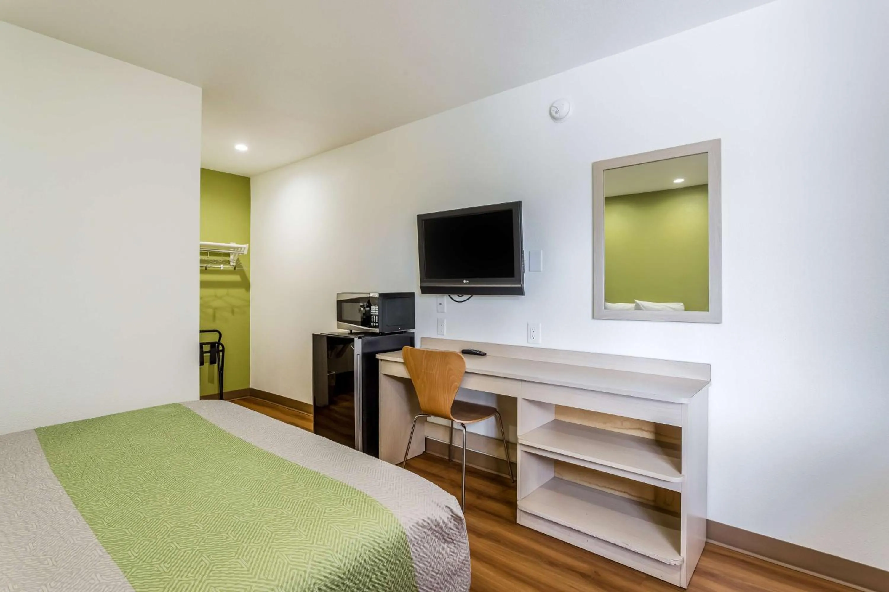 Double Room - Disability Access - Roll In Shower in Motel 6-Needles, CA