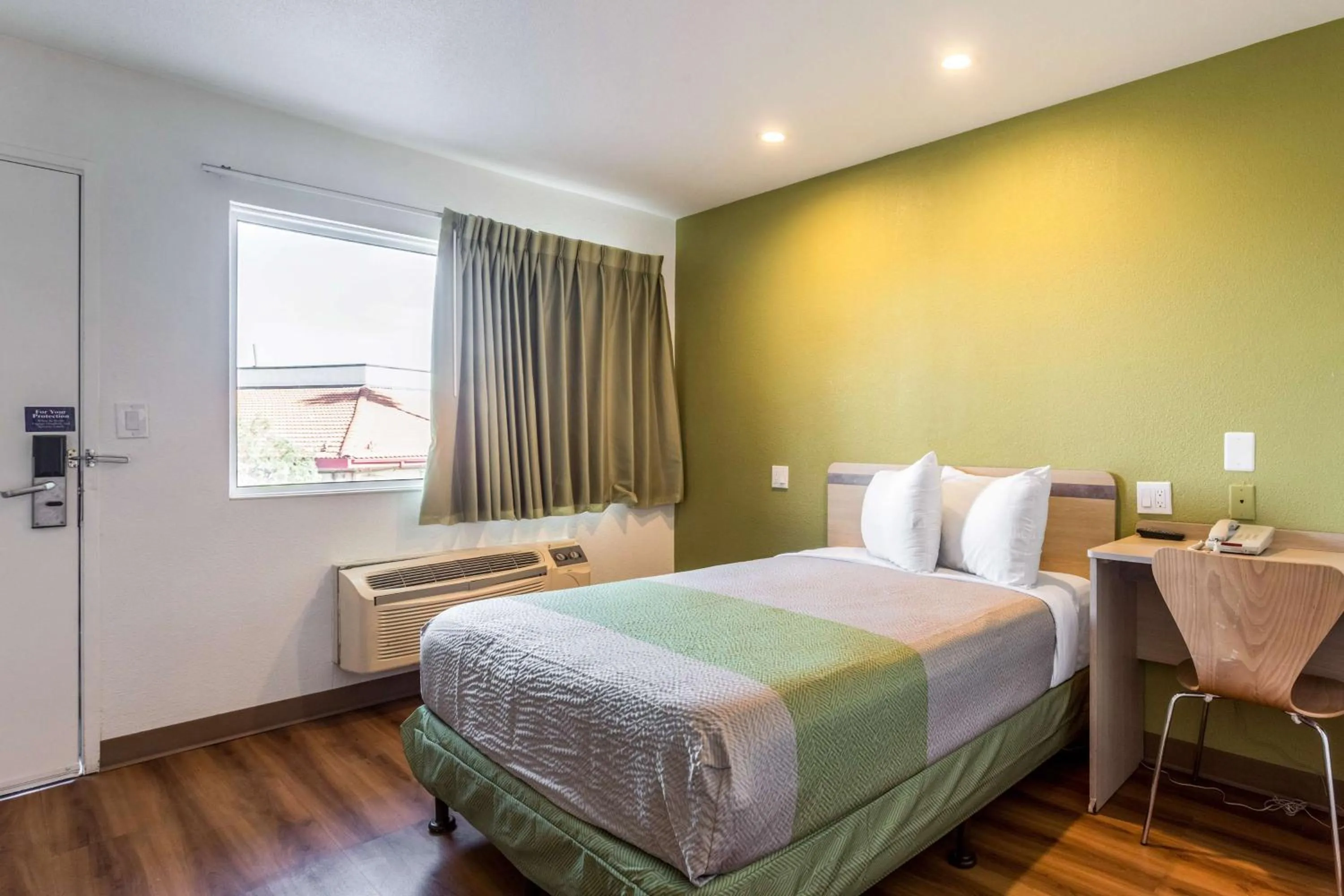 Queen Room - Non-Smoking in Motel 6-Needles, CA