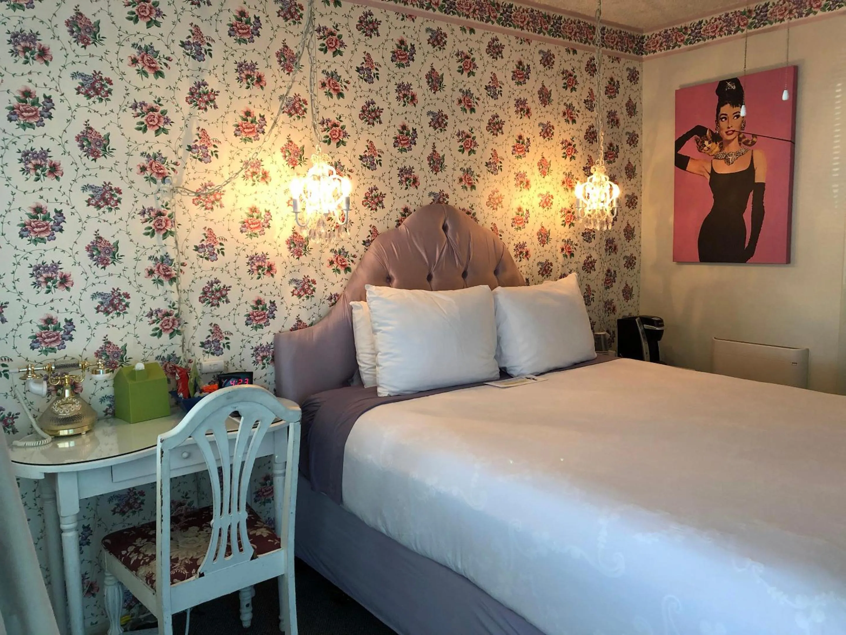 Standard Queen Room with View - Pet Friendly in Bayfront Inn