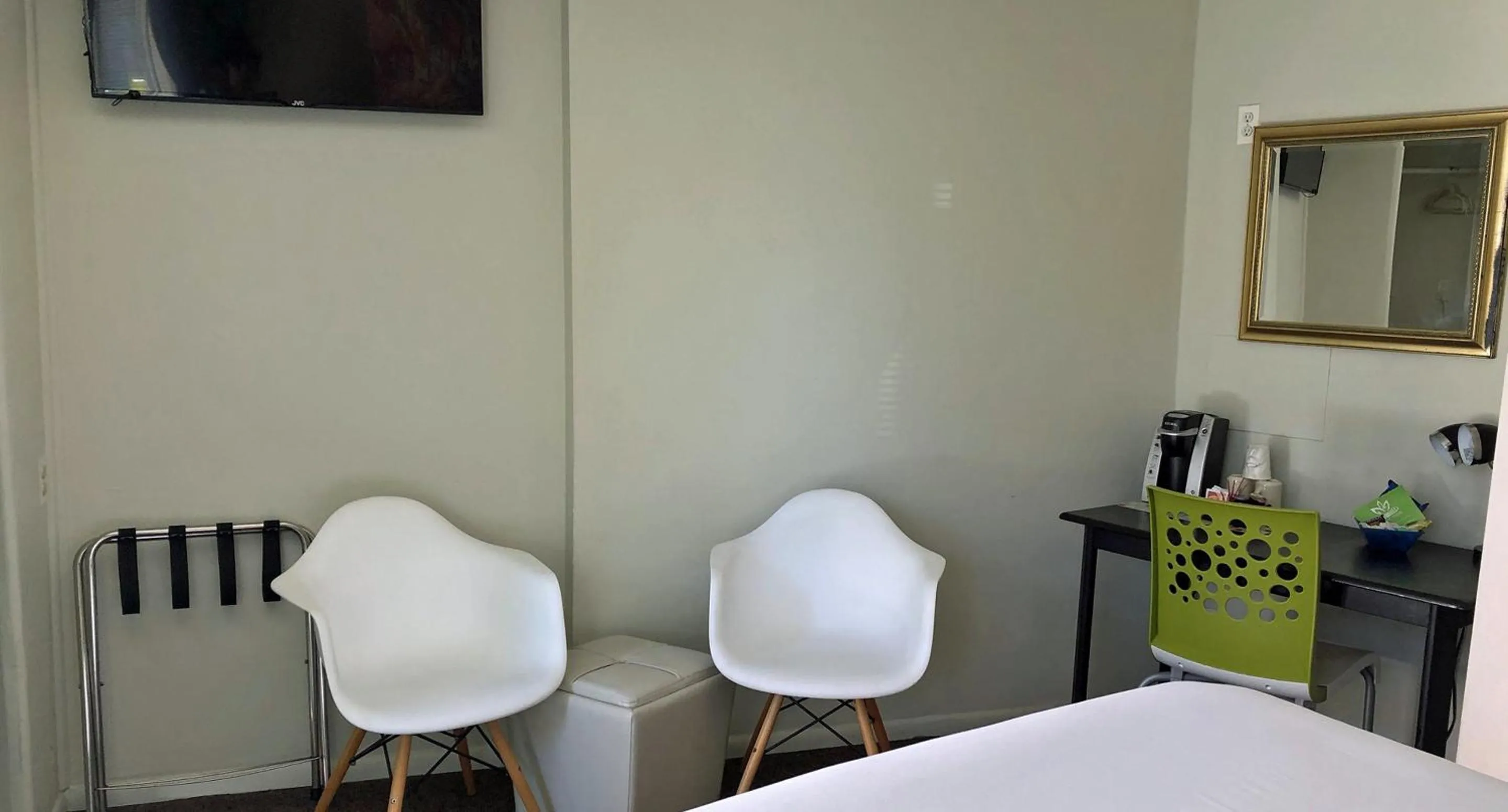 Deluxe King Room - Patio Level Pet Friendly in Bayfront Inn