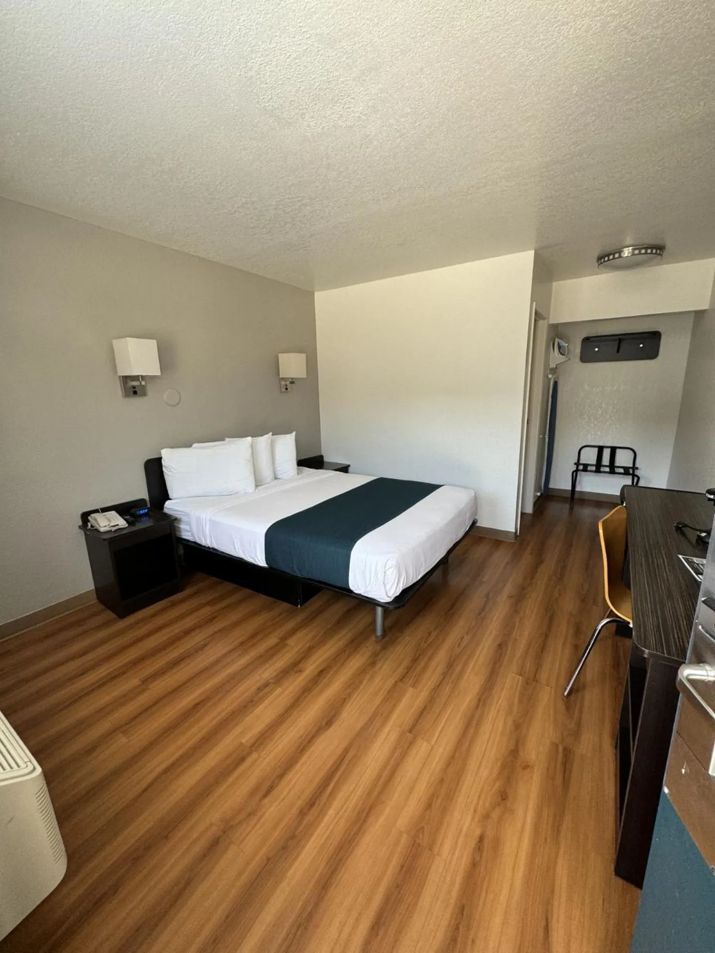 Superior Queen Room - single occupancy in Motel 6-Stanton, CA- Anaheim West
