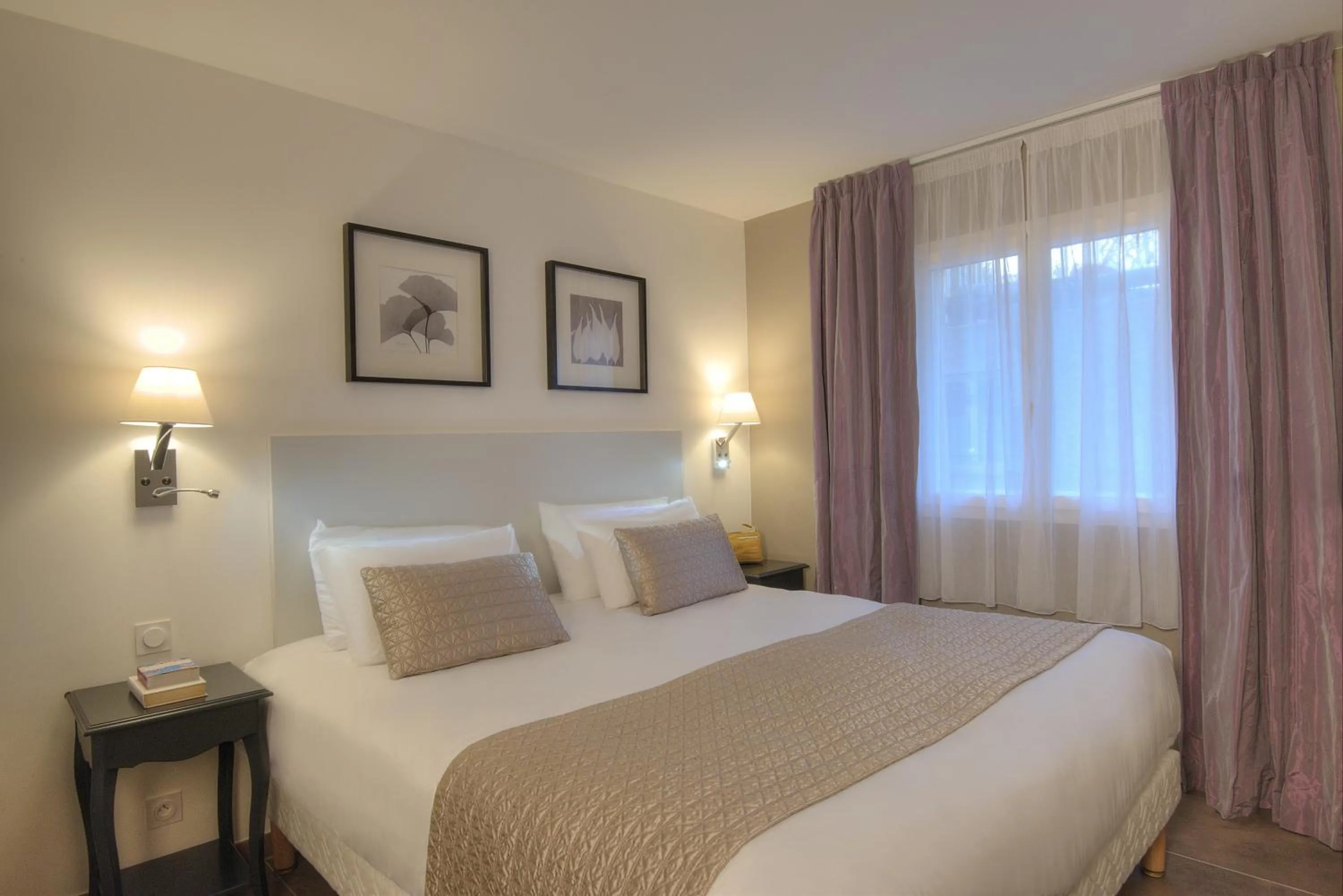 Budget Family Room (2 Adults + 2 Children) - Free Spa Access in La Bastide de l'Oliveraie