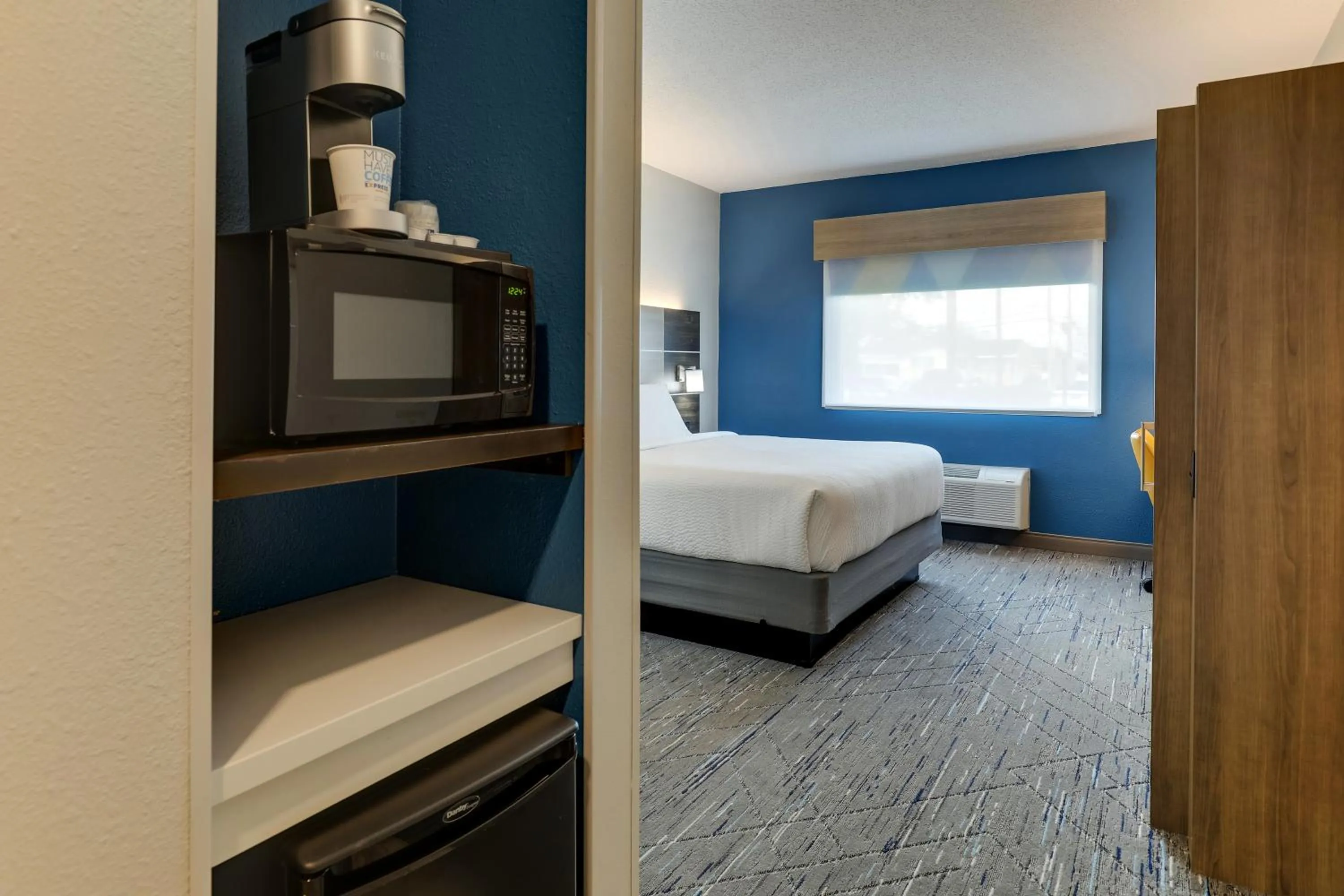 Standard King Room in Holiday Inn Express Kenner - New Orleans Airport by IHG