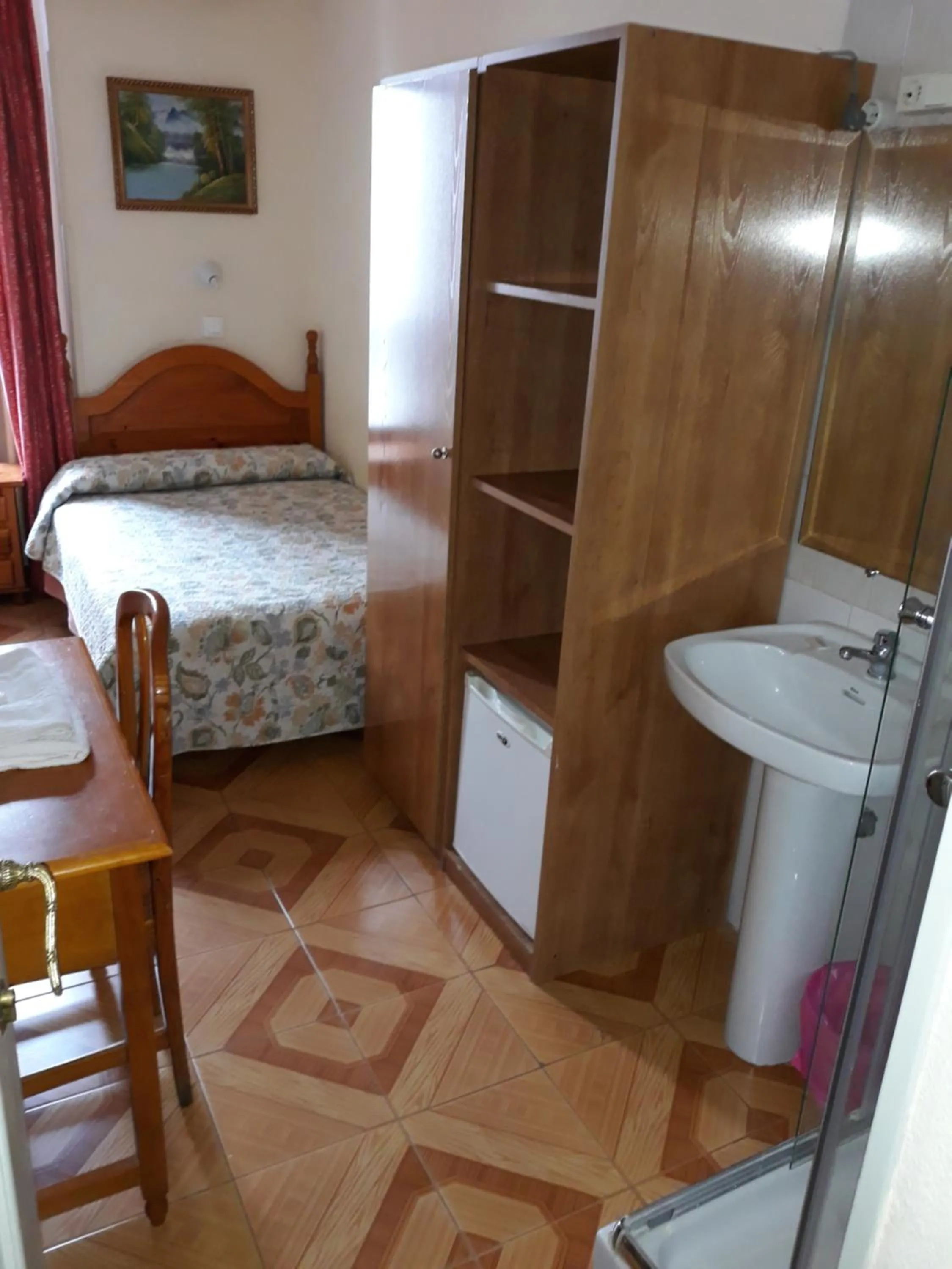 Double Room with Shared Bathroom in Hostal Fuentesol