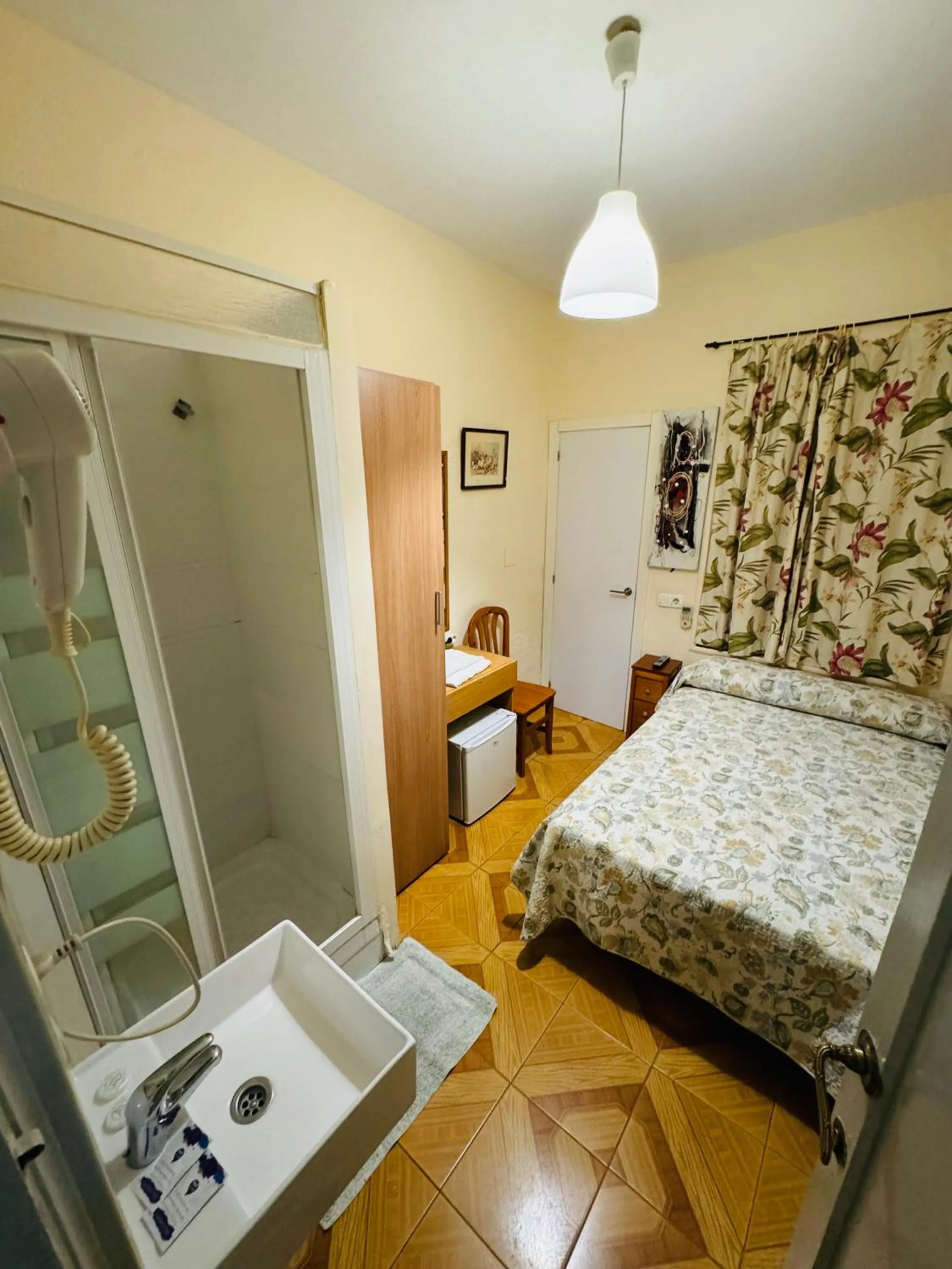 Double Room with Private Bathroom in Hostal Fuentesol