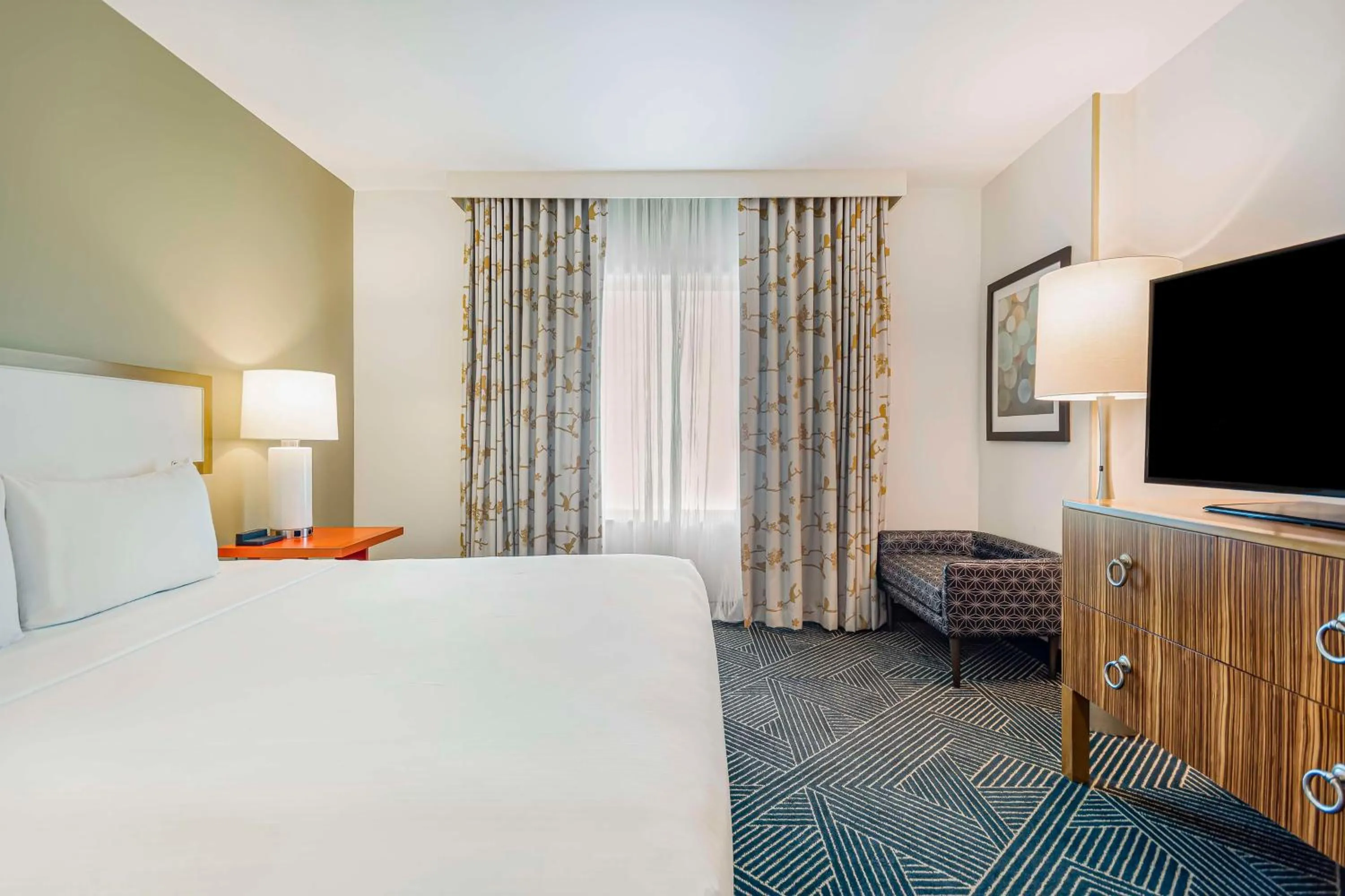 One-Bedroom Corner King Suite with Bath Tub - Mobility Accessible/Non-Smoking in Embassy Suites Houston - Downtown