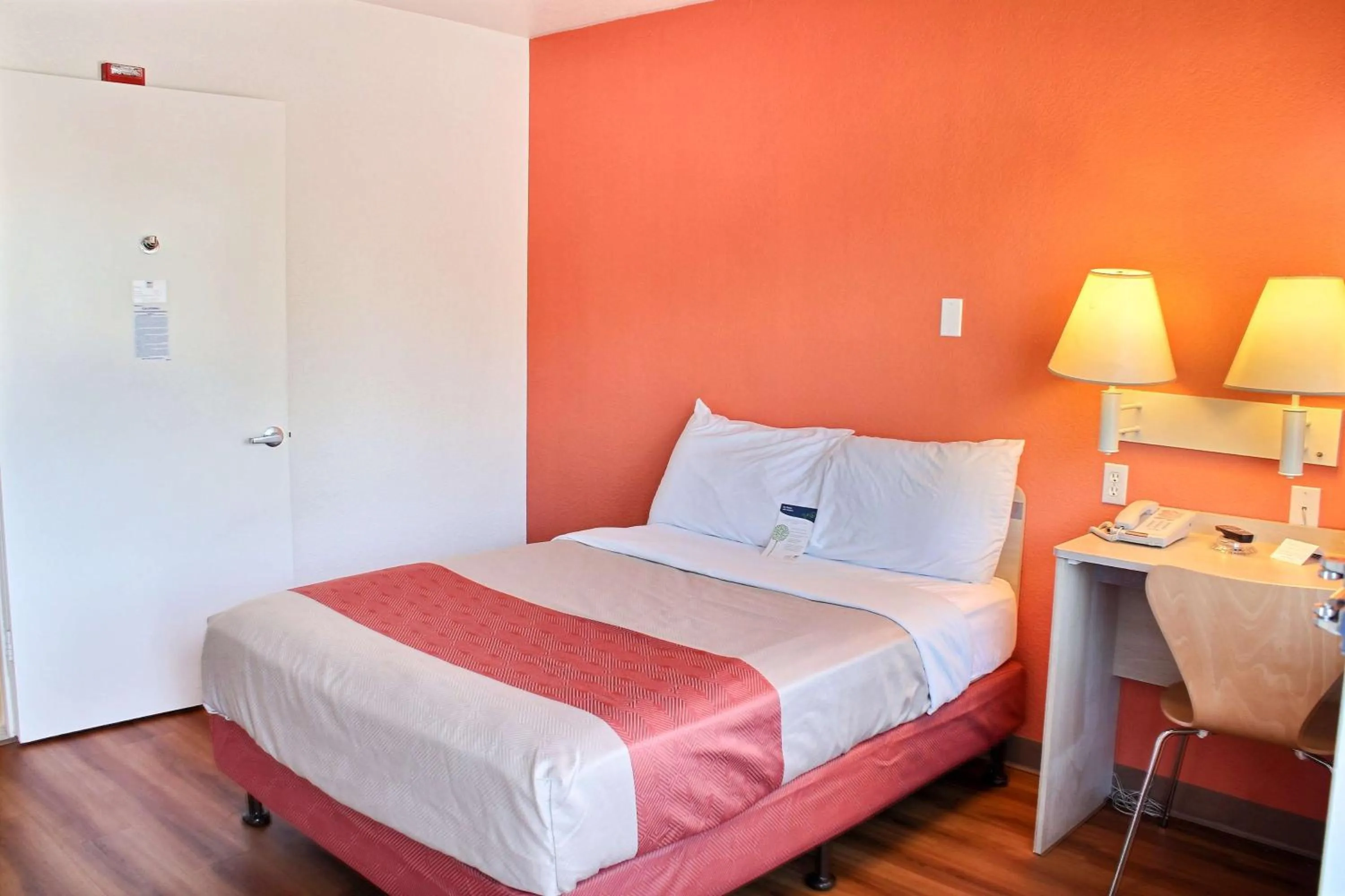 Deluxe Queen Room - Non-Smoking in Motel 6-Atascadero, CA