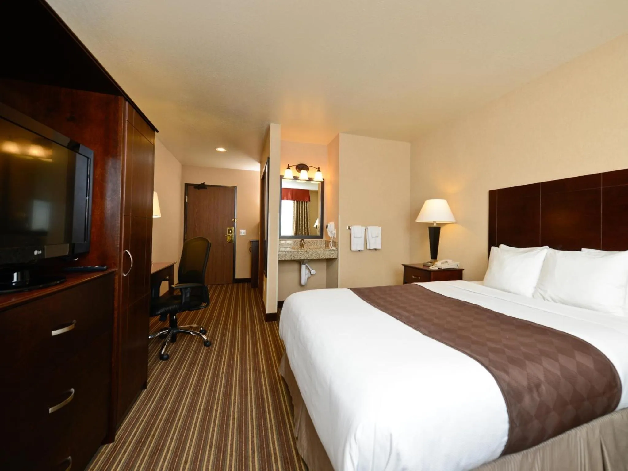 King Room in Yellowstone West Gate Hotel