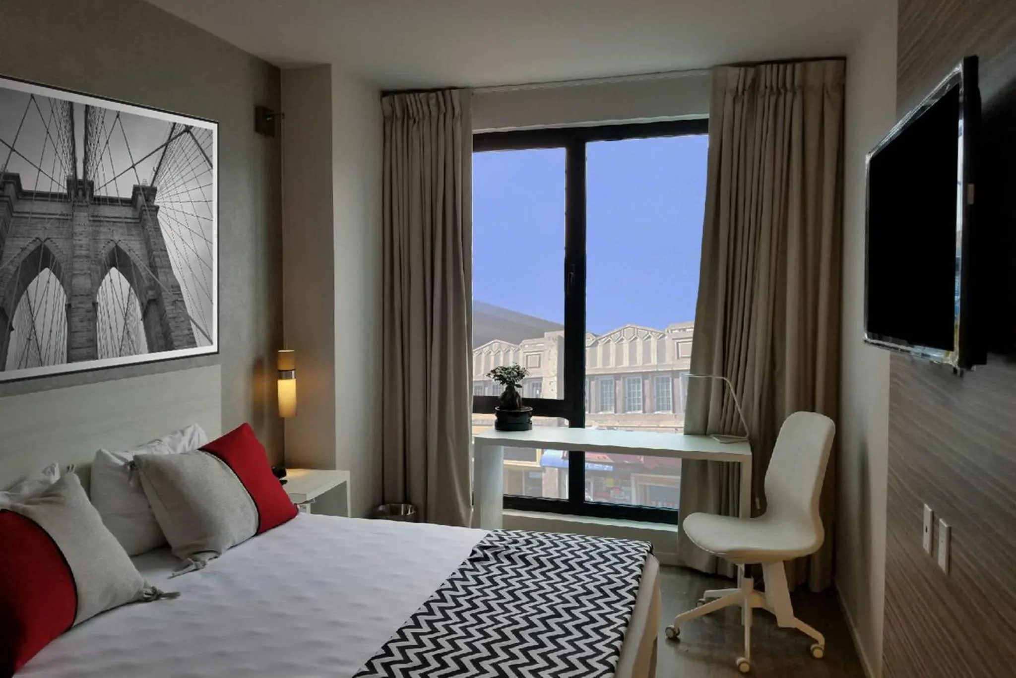 Queen Room - Disability Access/Non-Smoking in Insignia Hotel Brooklyn, an Ascend Collection Hotel