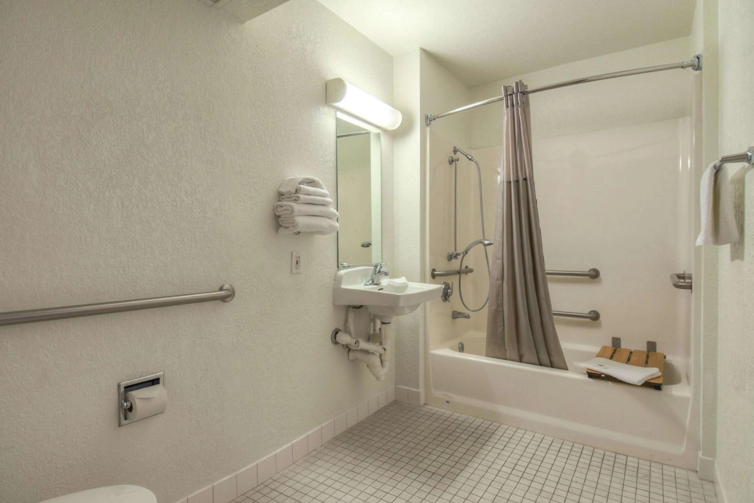 Double Room - Disability Access - Roll In Shower in Motel 6-Jurupa Valley, CA - Riverside West