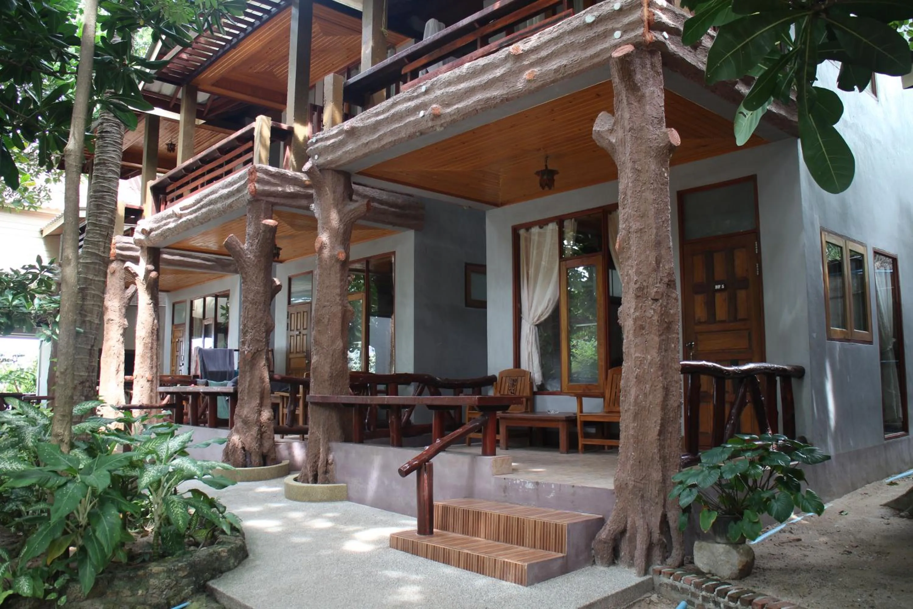 Bungalow with Air Conditioning in Big Fish Resort Koh Tao
