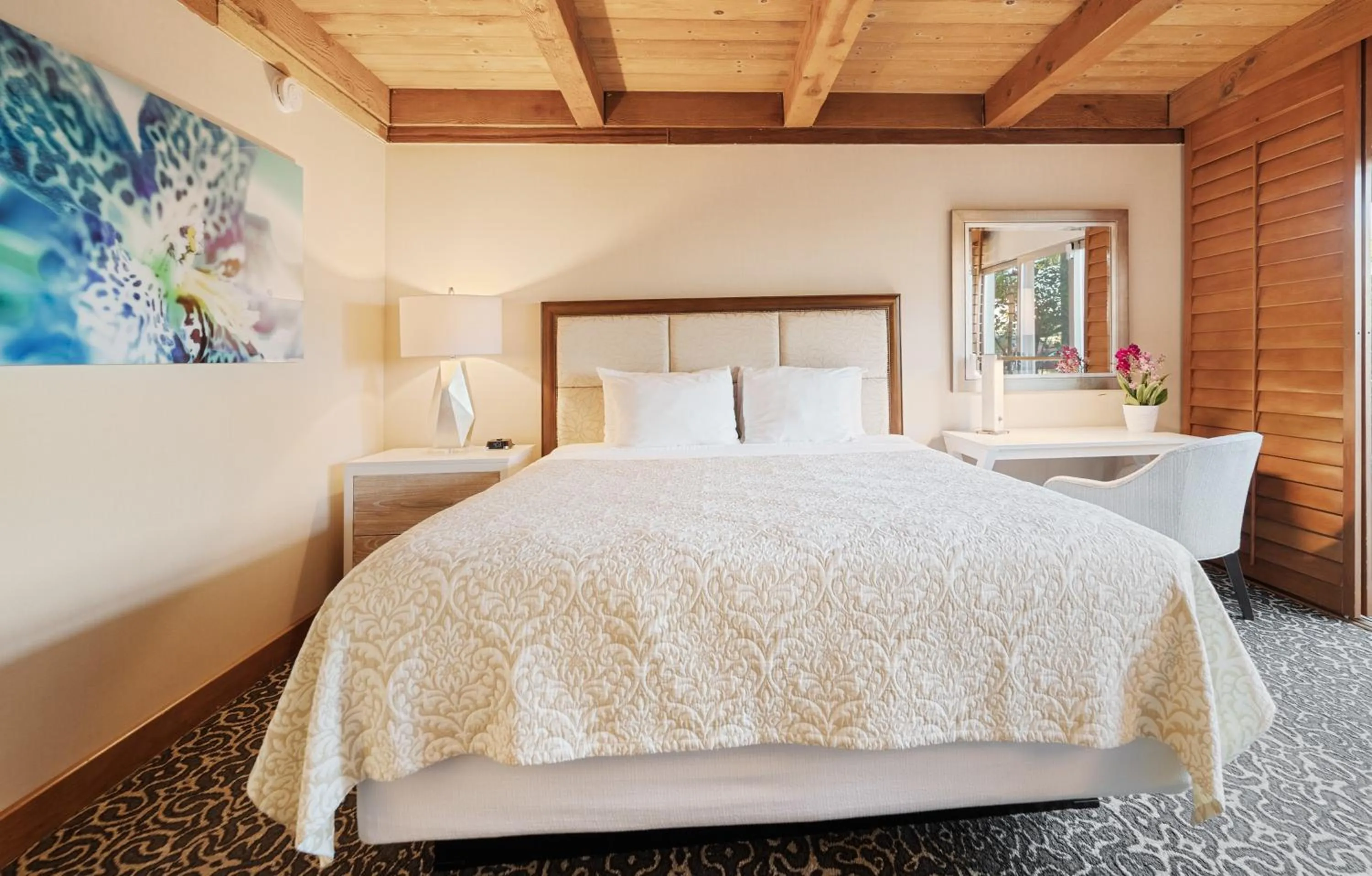 Tropical View King Room in Humphreys Half Moon Inn