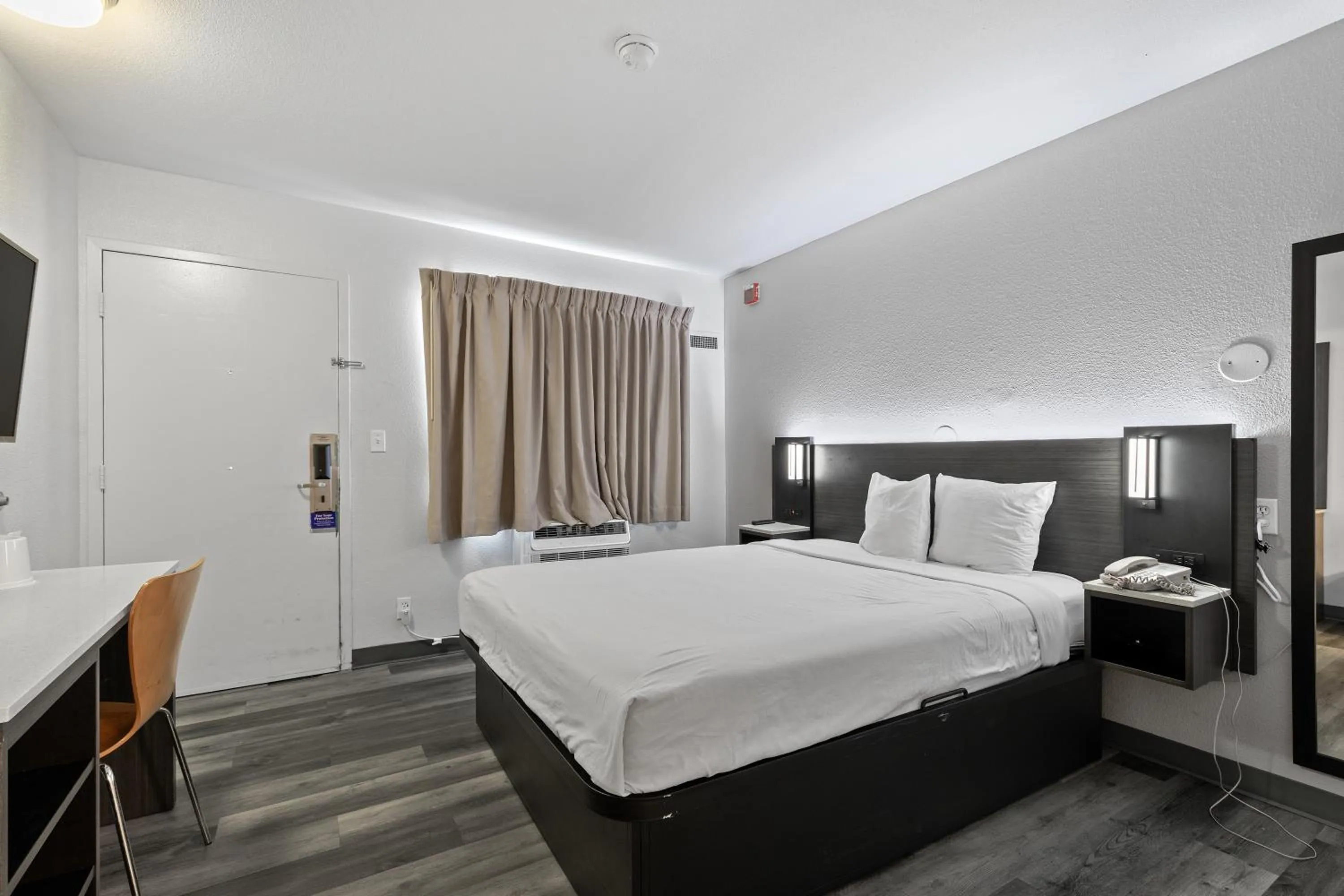 Queen Room - single occupancy in Motel 6-Oceanside, CA