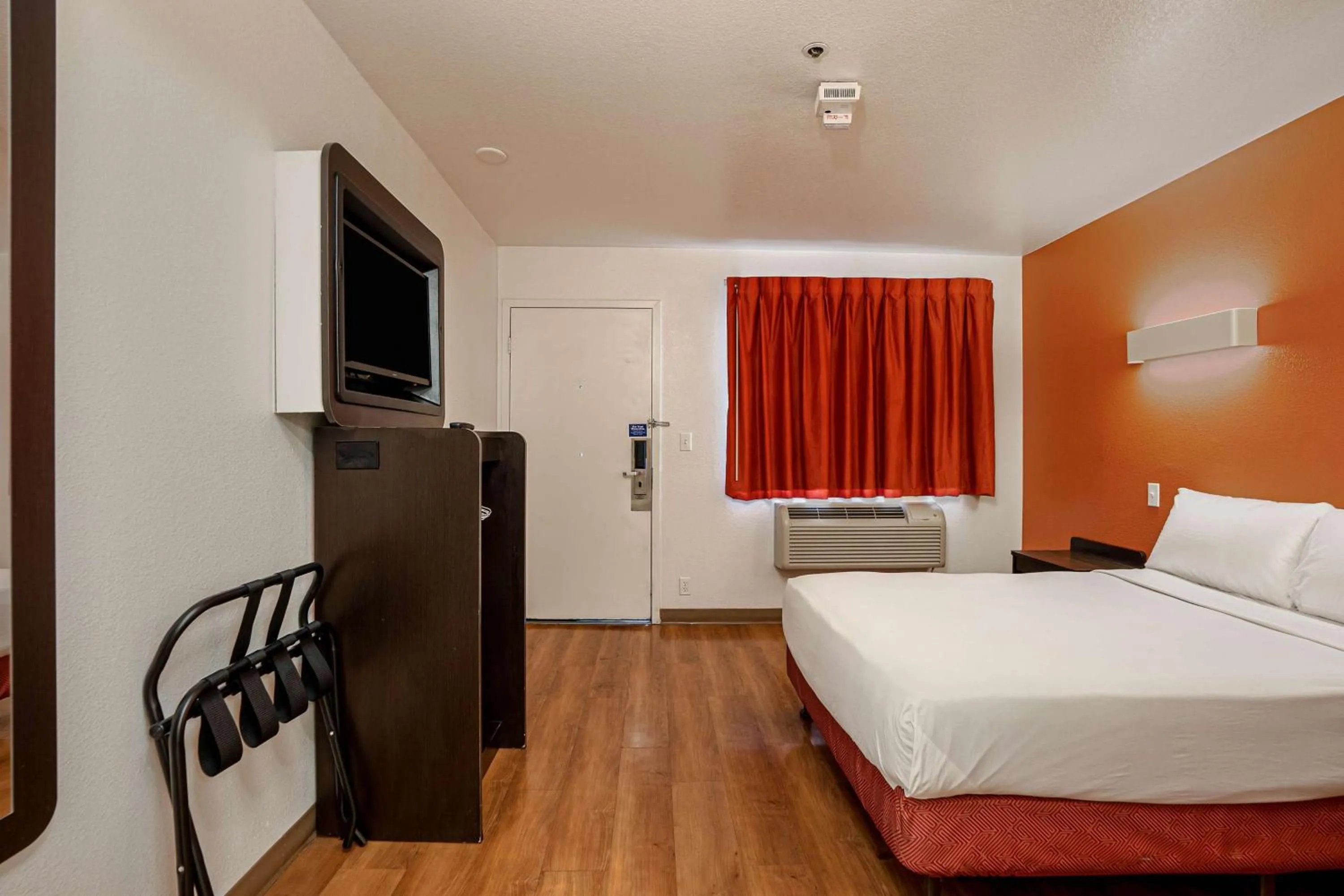 Superior Queen Room in Motel 6-Temecula, CA - Historic Old Town