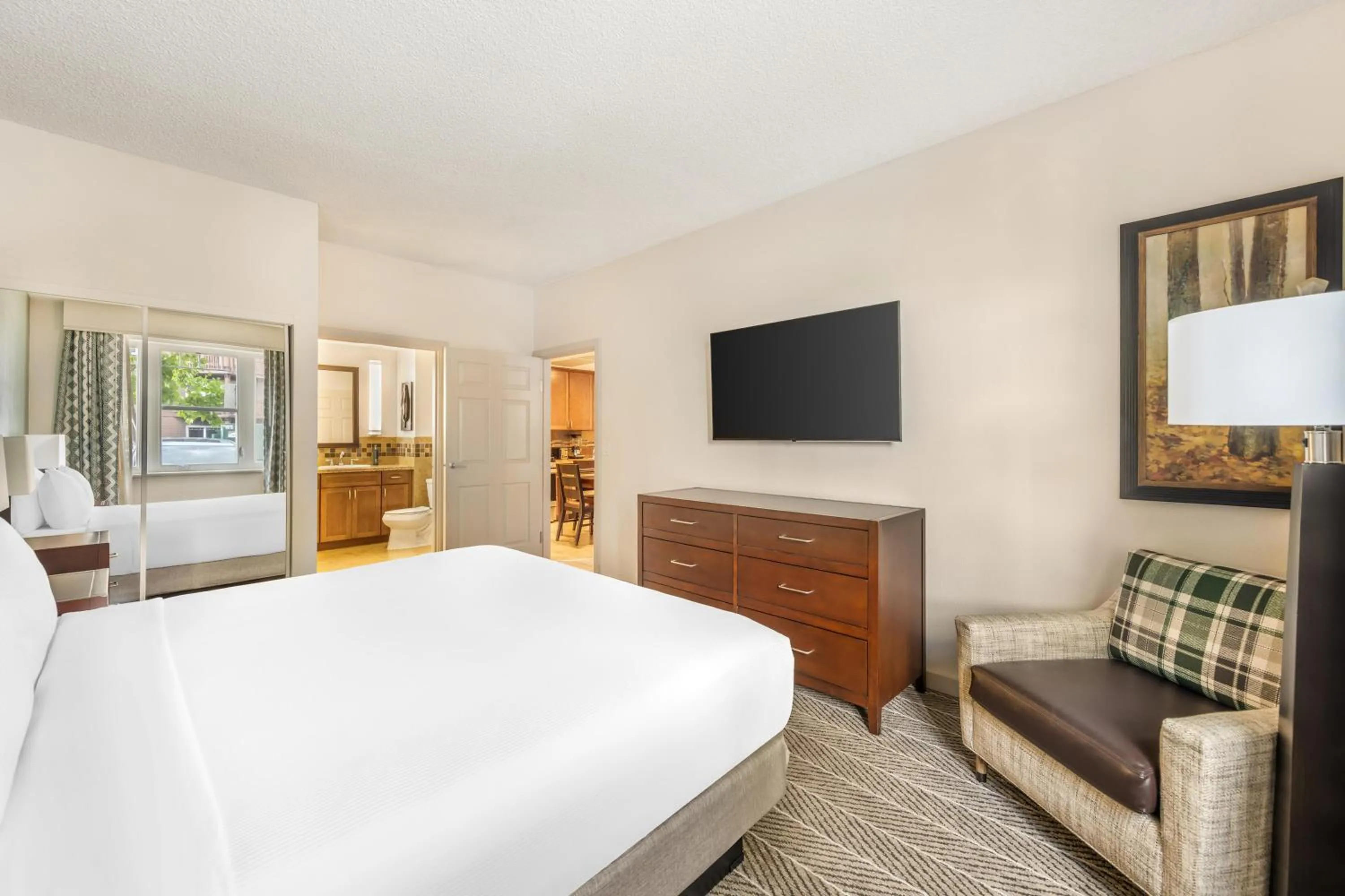 1 BEDROOM 1 KING ACCESSIBLE HEARING W/ BATHTUB in Hilton Vacation Club Lake Tahoe Resort South