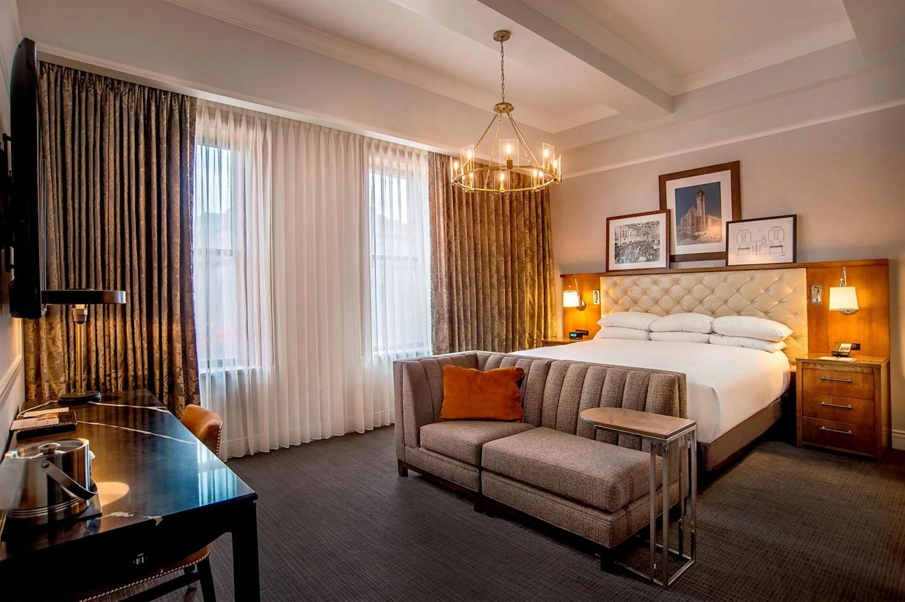 Junior King Suite in St. Louis Union Station Hotel, Curio Collection by Hilton