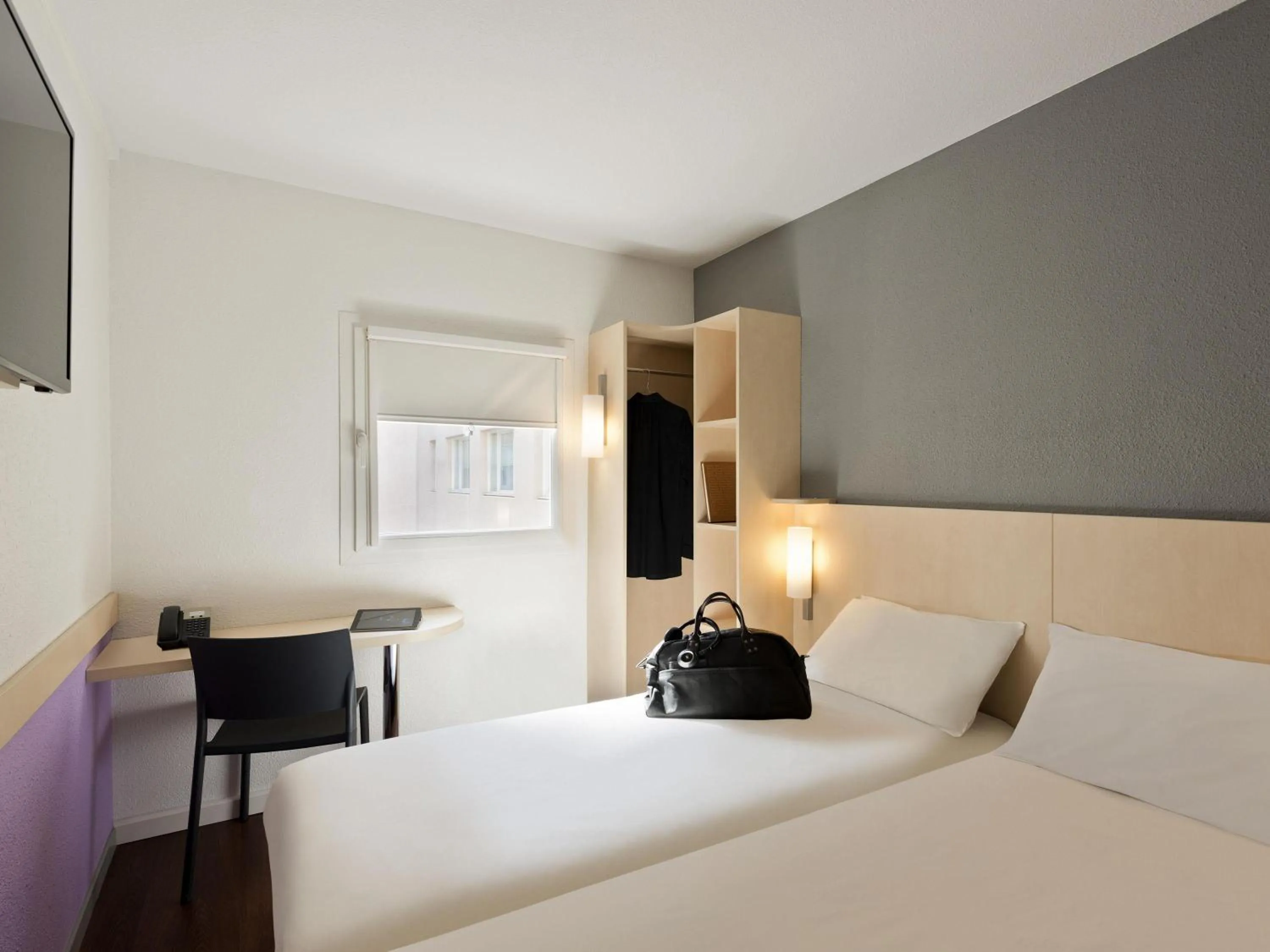 Twin Room in ibis budget Cannes Centre Ville