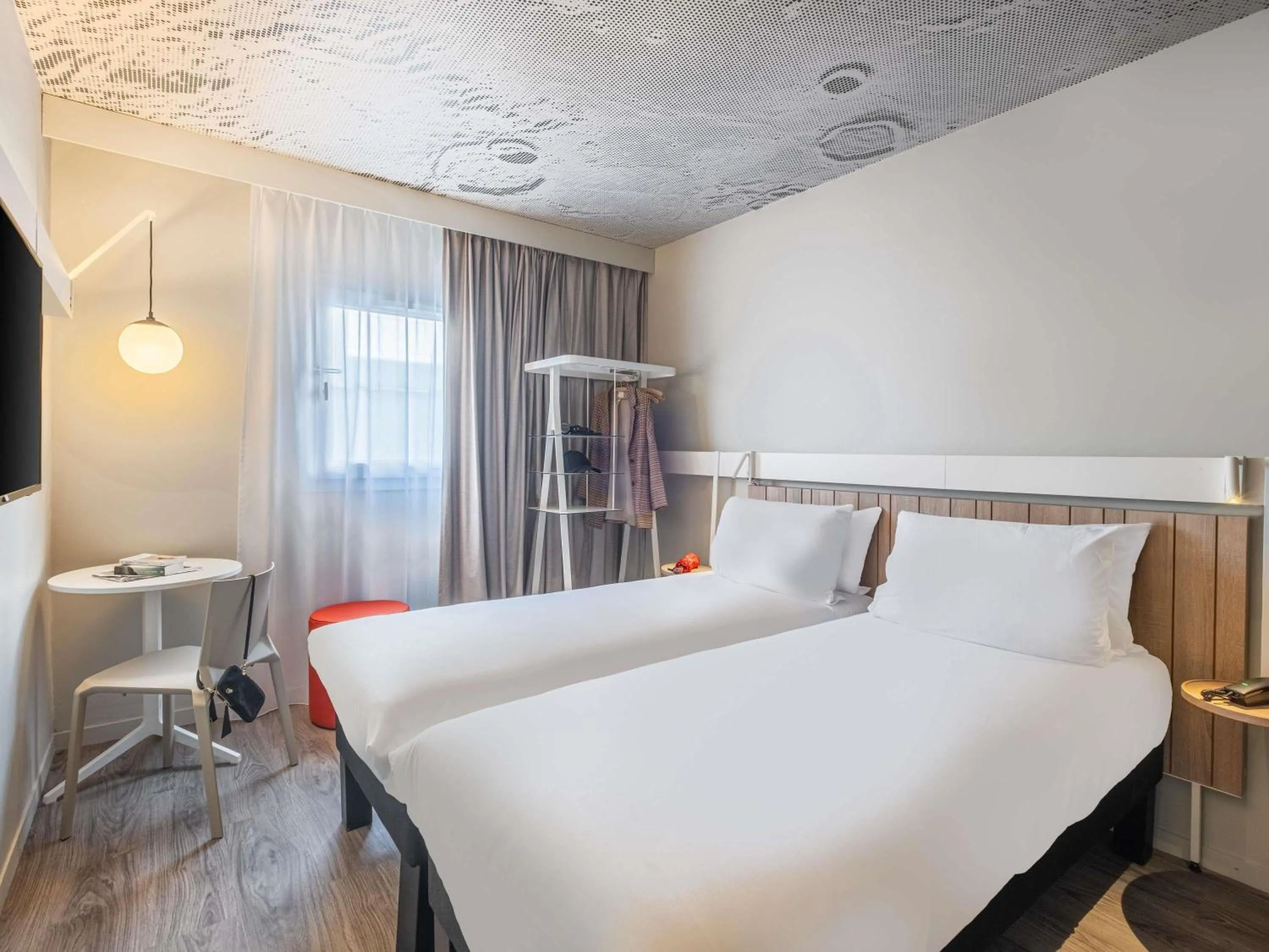 Standard Twin Room in ibis Nantes Treillières