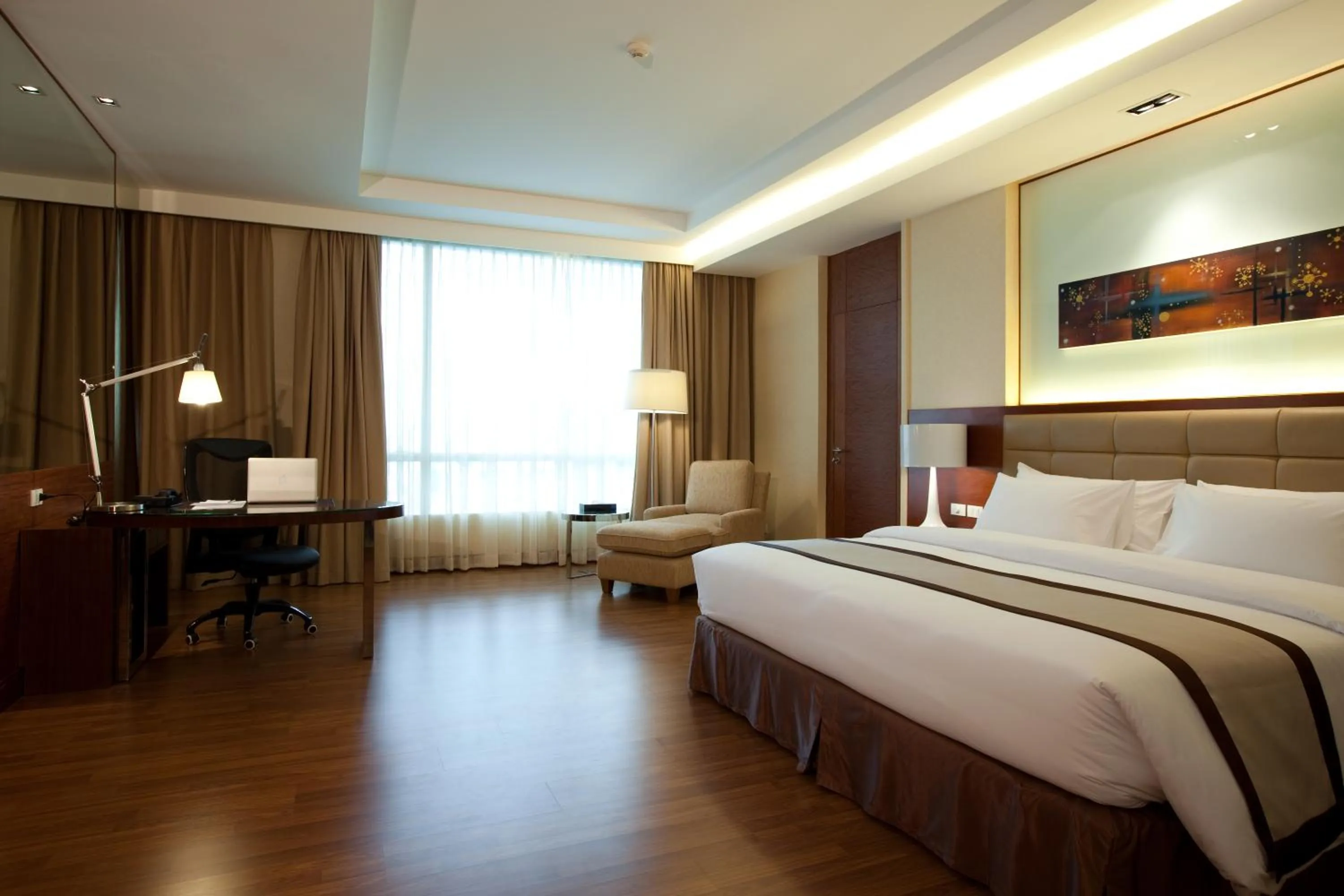 Grand Deluxe Double Room in The Grand Fourwings Convention Hotel Bangkok