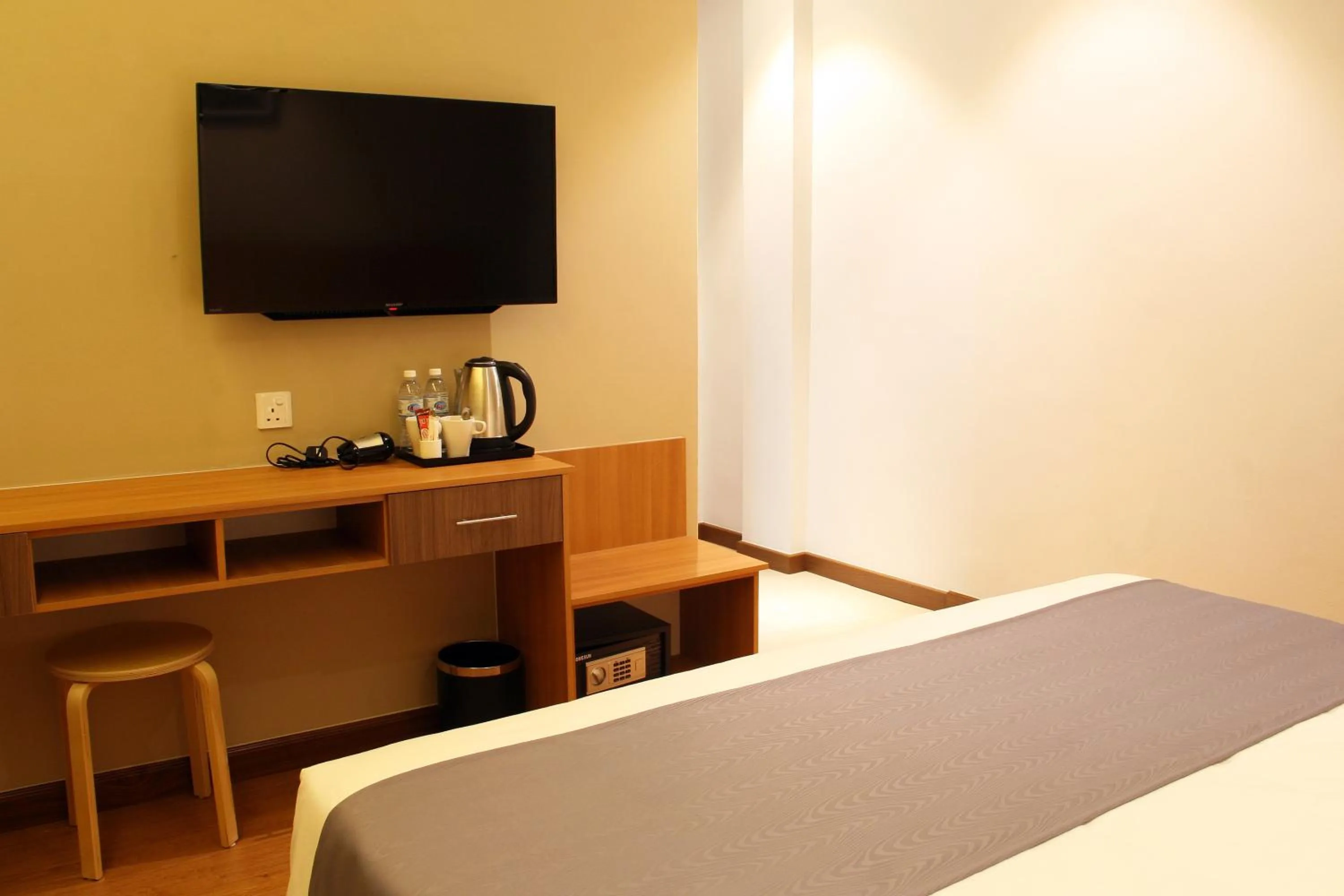 Standard Queen Room (No Window) in Ahyu Hotel