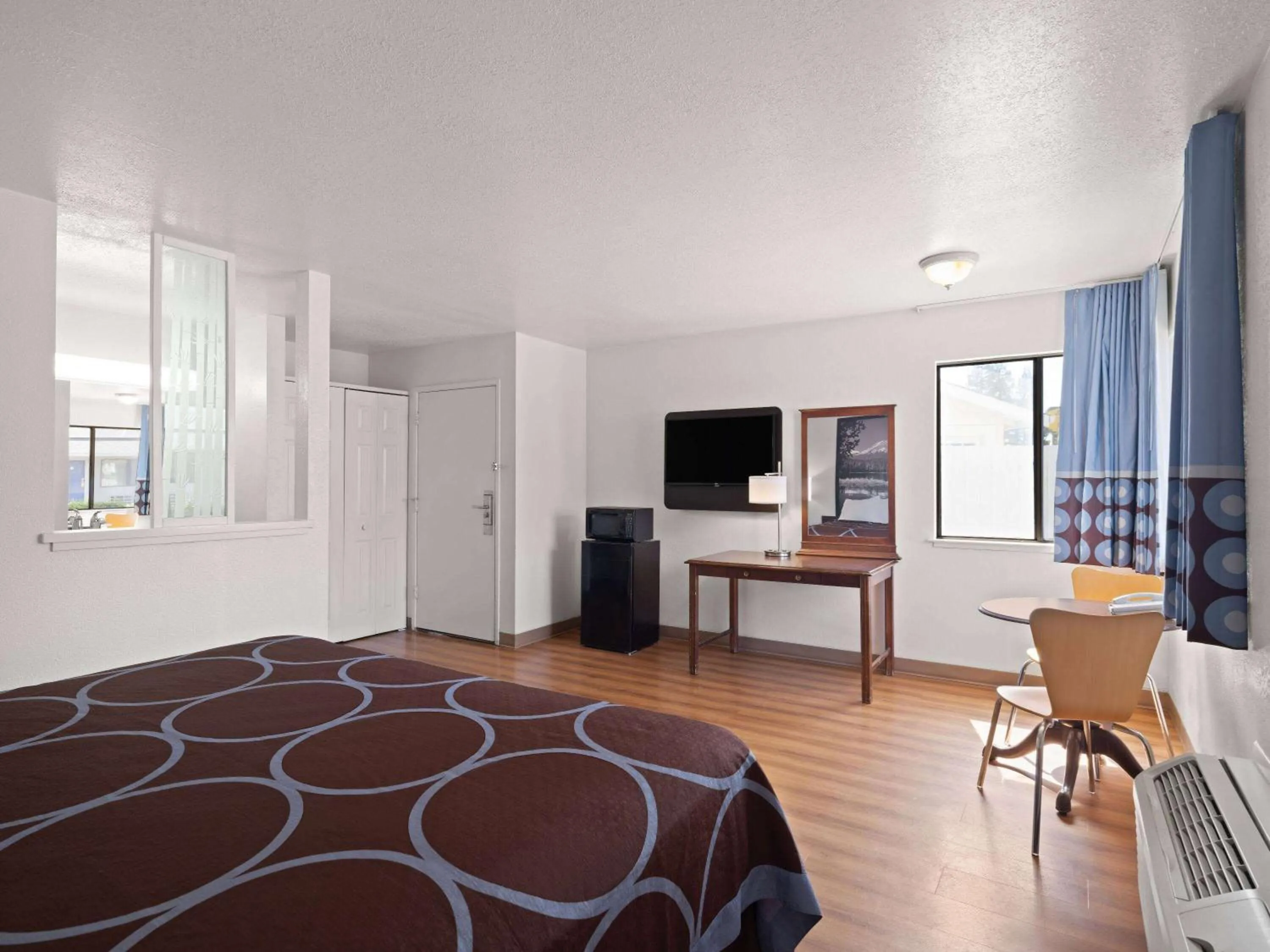 Deluxe King Room - Non-Smoking in Super 8 by Wyndham Dunnigan