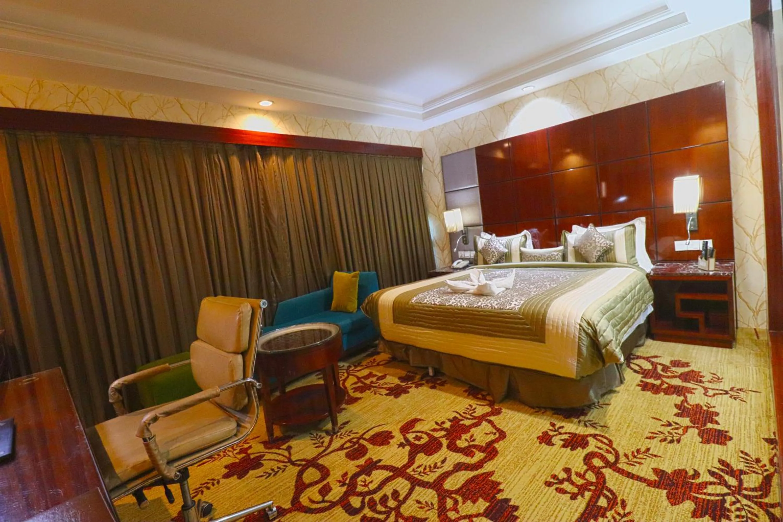 Executive Room With Jacuzzi Tub with 15 min head or foot massage ,2hrs conference meeting room , free night club !(subject to availability) in SkyCity Hotel Gurgaon